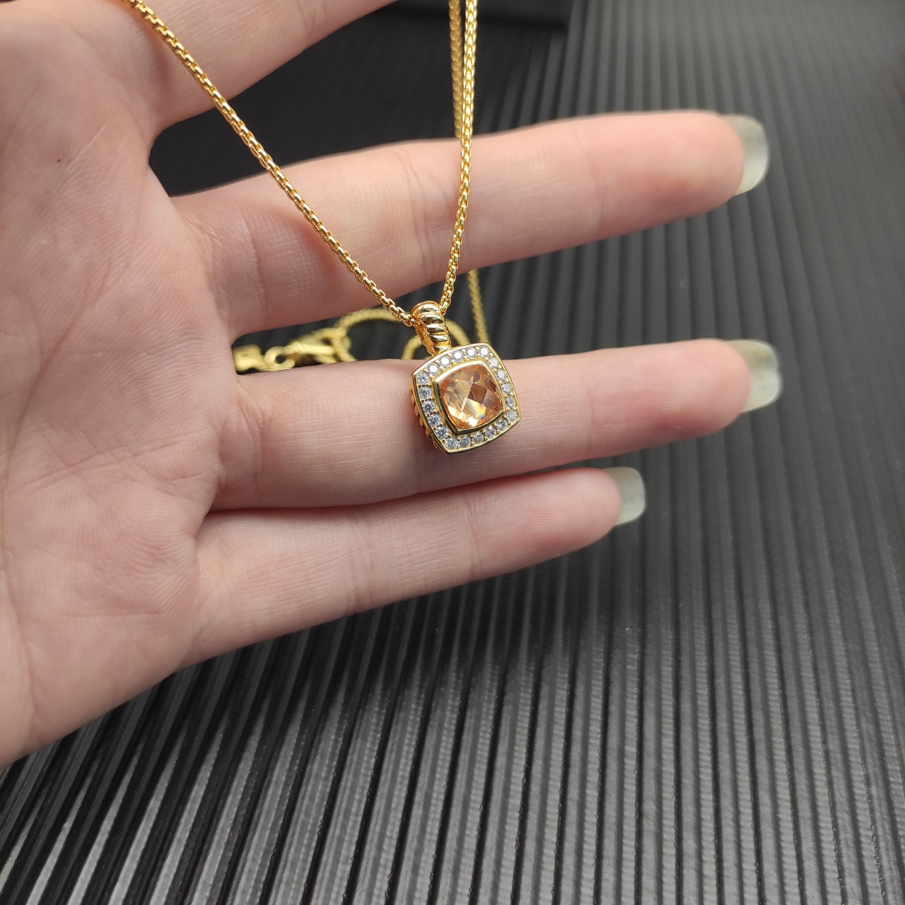 David Yurman  香槟钻金色四方钻项链。 链条粗1.5mm，长度45+5cm延迟链 
  编