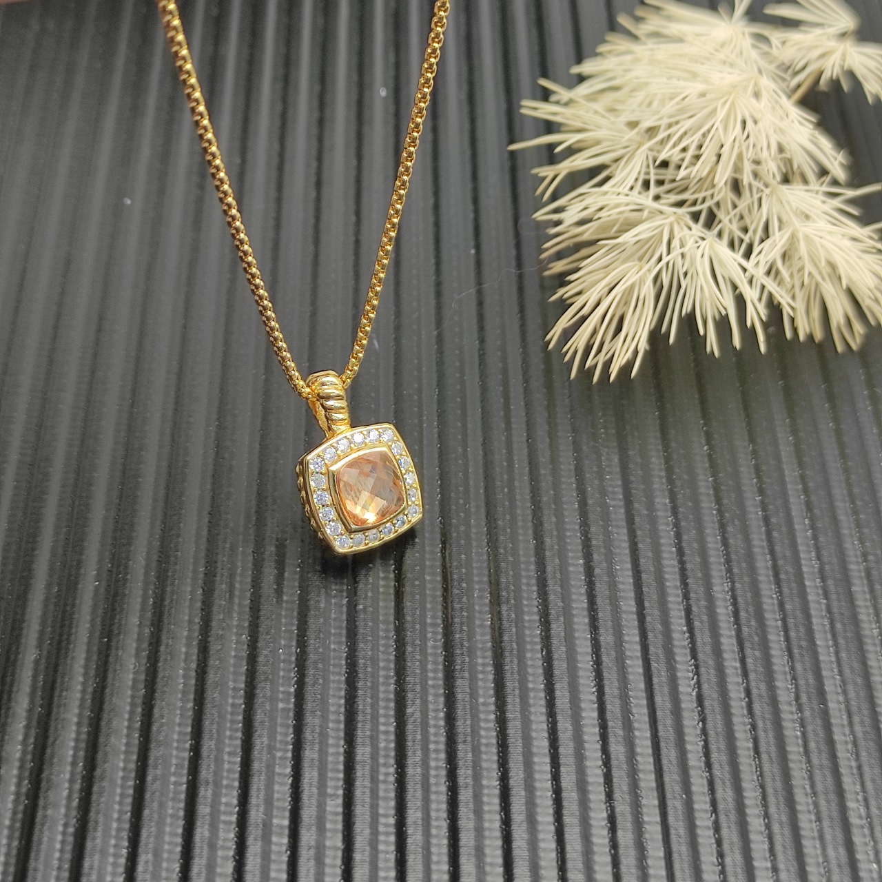 David Yurman  香槟钻金色四方钻项链。 链条粗1.5mm，长度45+5cm延迟链 
  编