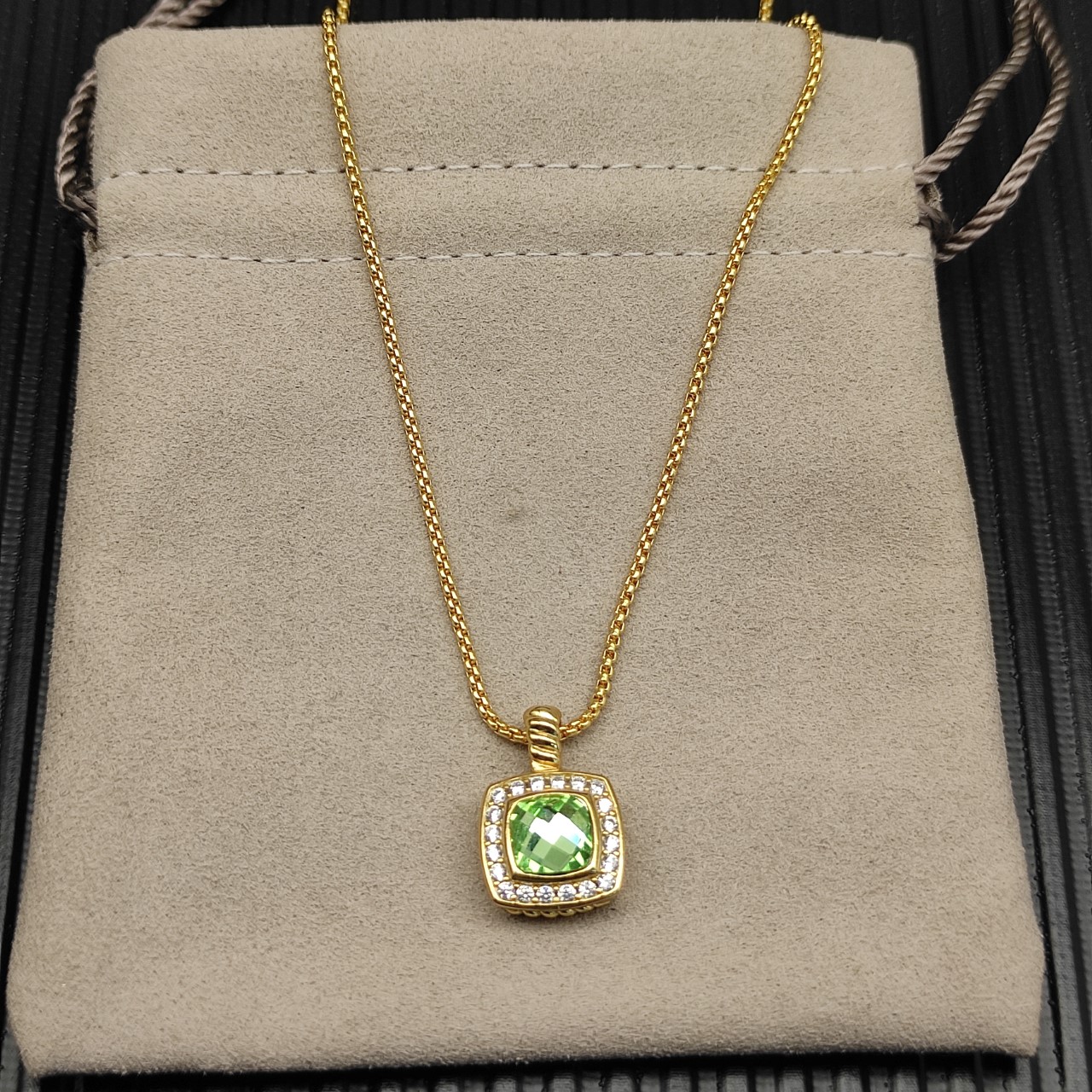 David Yurman  绿钻金色四方钻项链。 链条粗1.5mm，长度45+5cm延迟链 
  编号
