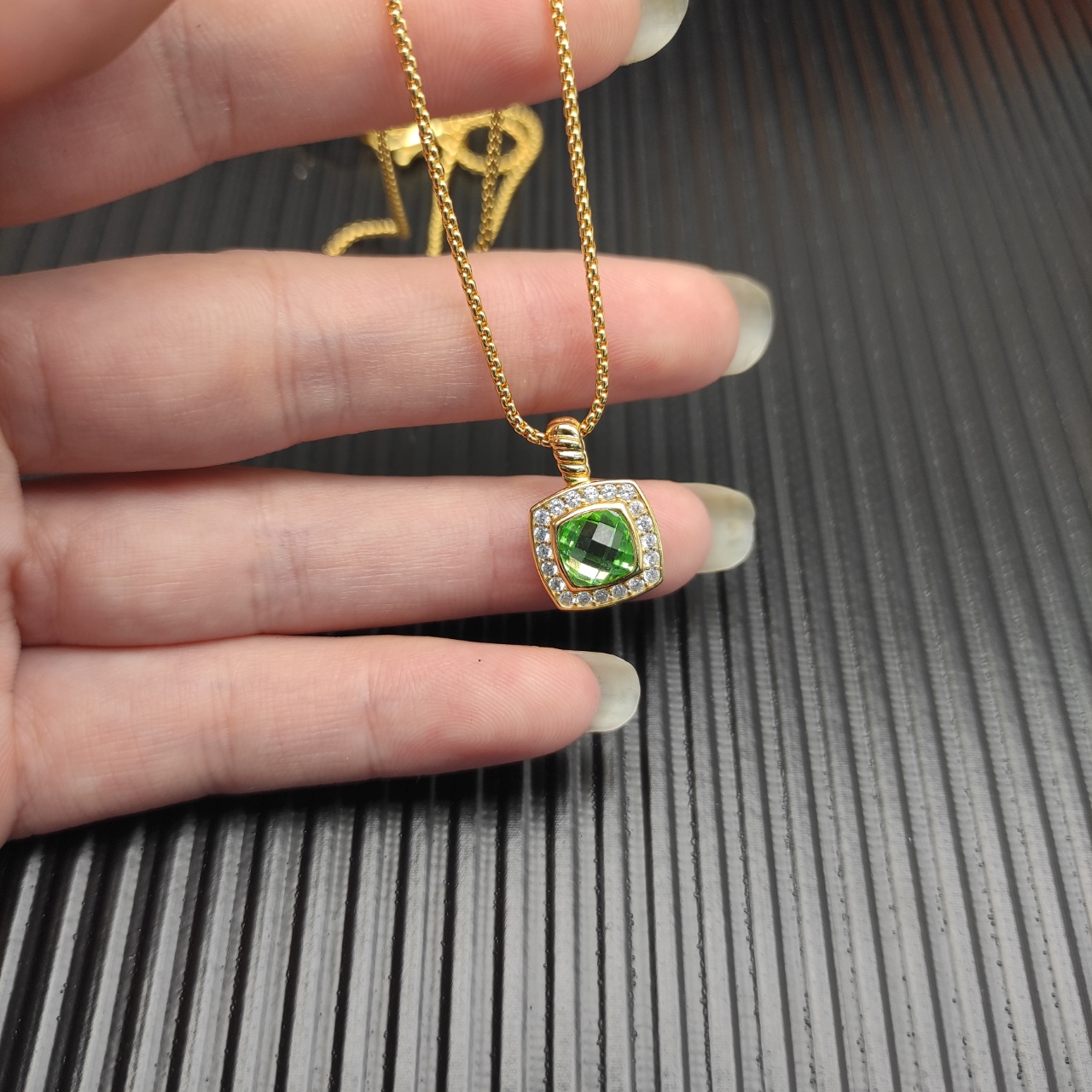 David Yurman  绿钻金色四方钻项链。 链条粗1.5mm，长度45+5cm延迟链 
  编号