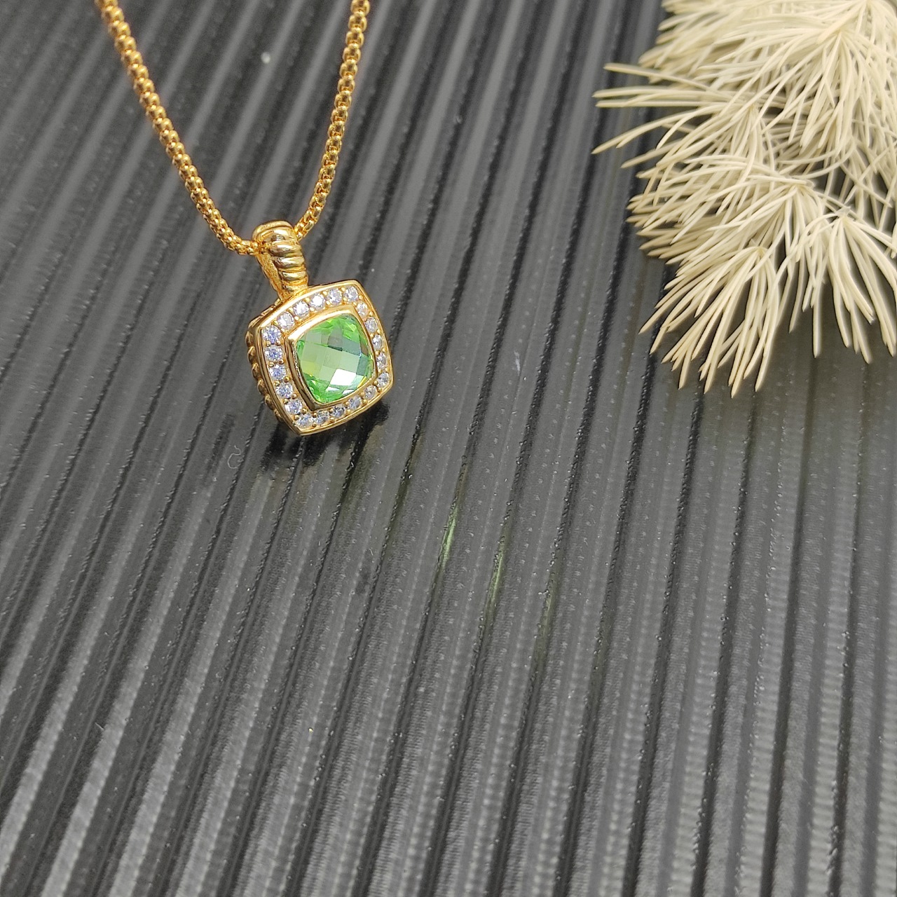 David Yurman  绿钻金色四方钻项链。 链条粗1.5mm，长度45+5cm延迟链 
  编号