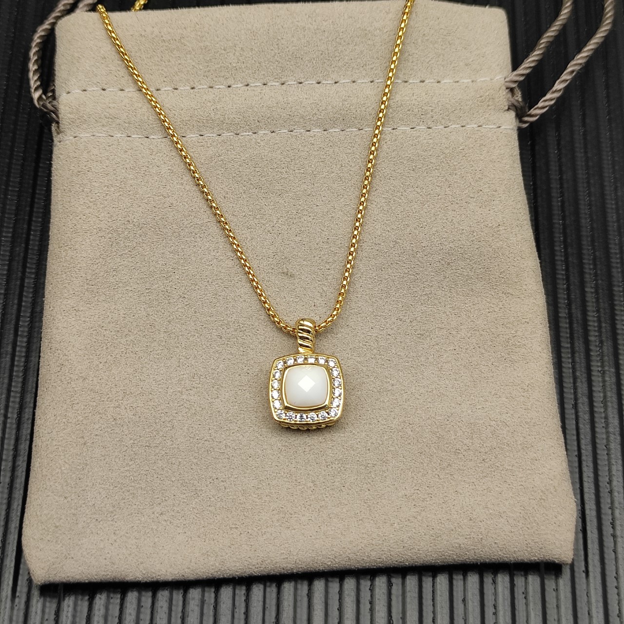 David Yurman 白玛瑙金色四方钻项链。 链条粗1.5mm，长度45+5cm延迟链 
  编号
