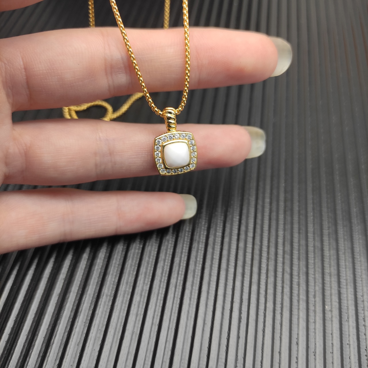 David Yurman 白玛瑙金色四方钻项链。 链条粗1.5mm，长度45+5cm延迟链 
  编号