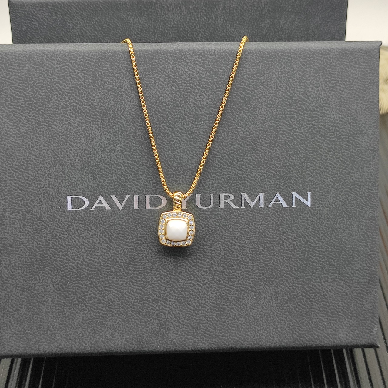 David Yurman 白玛瑙金色四方钻项链。 链条粗1.5mm，长度45+5cm延迟链 
  编号