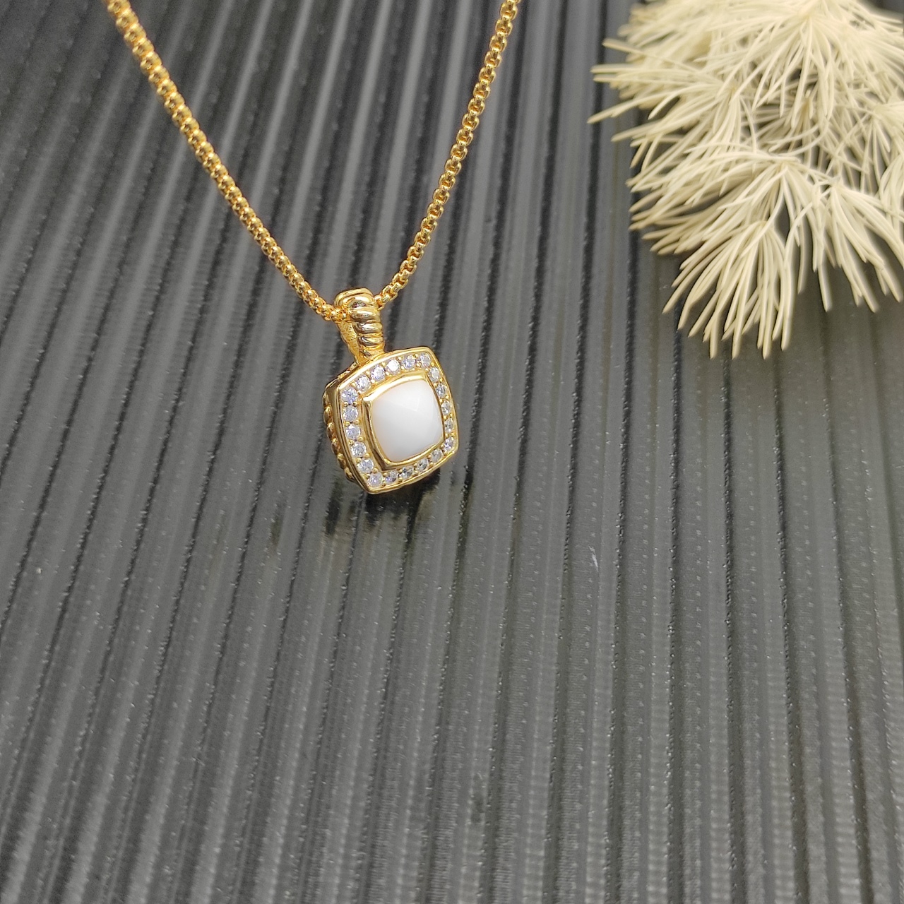 David Yurman 白玛瑙金色四方钻项链。 链条粗1.5mm，长度45+5cm延迟链 
  编号