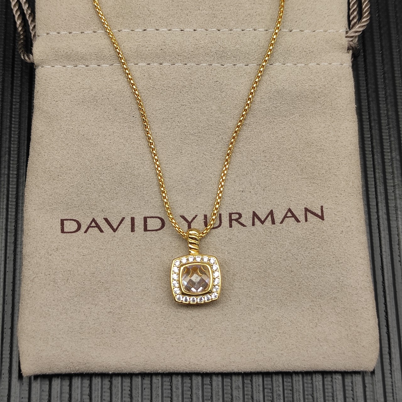 David Yurman 白钻金色四方钻项链。 链条粗1.5mm，长度45+5cm延迟链 
  编号D