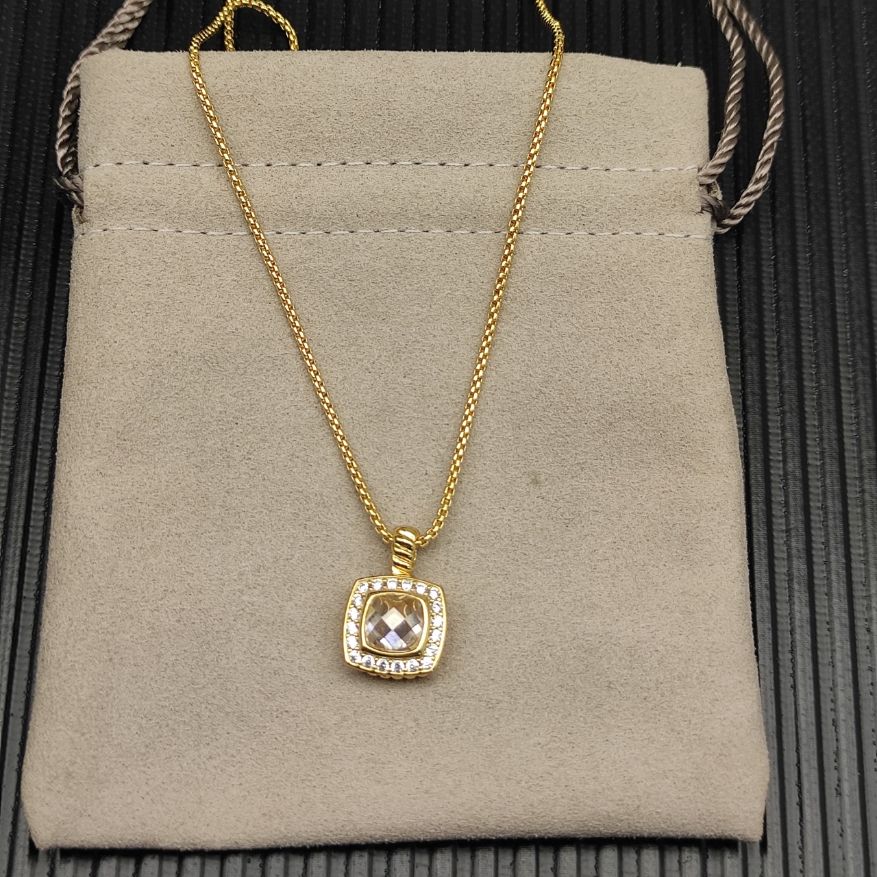 David Yurman 白钻金色四方钻项链。 链条粗1.5mm，长度45+5cm延迟链 
  编号D