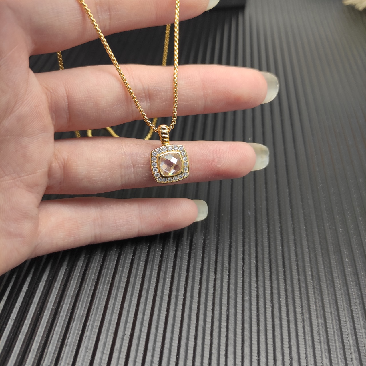 David Yurman 白钻金色四方钻项链。 链条粗1.5mm，长度45+5cm延迟链 
  编号D