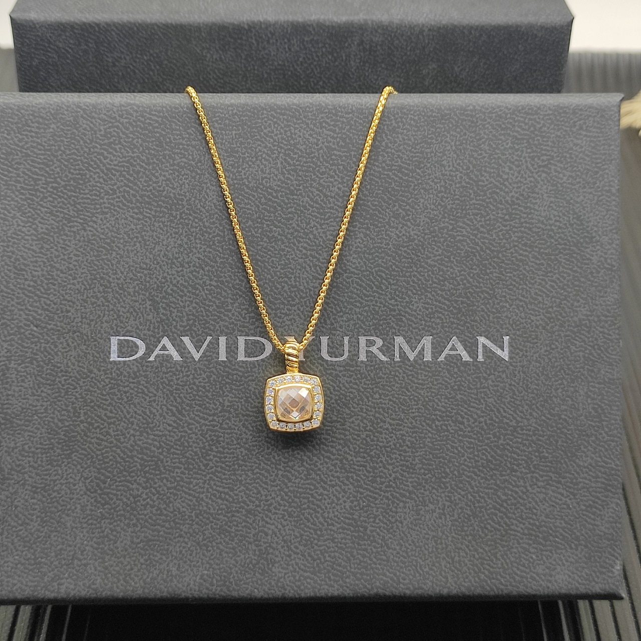David Yurman 白钻金色四方钻项链。 链条粗1.5mm，长度45+5cm延迟链 
  编号D