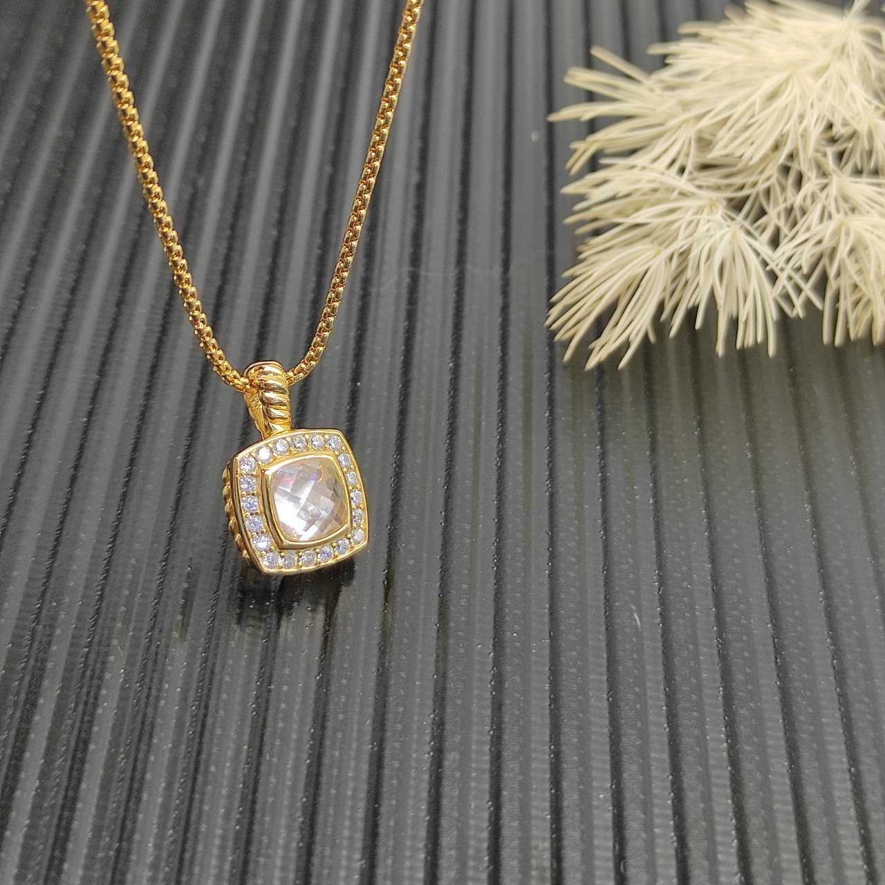 David Yurman 白钻金色四方钻项链。 链条粗1.5mm，长度45+5cm延迟链 
  编号D