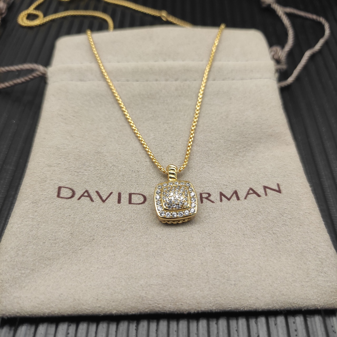 David Yurman  满钻金色四方钻项链。 链条粗1.5mm，长度45+5cm延迟链 
  编号