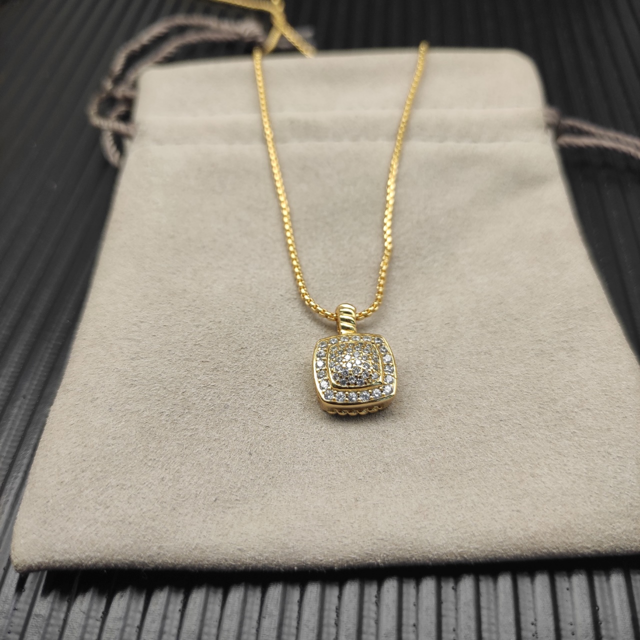 David Yurman  满钻金色四方钻项链。 链条粗1.5mm，长度45+5cm延迟链 
  编号