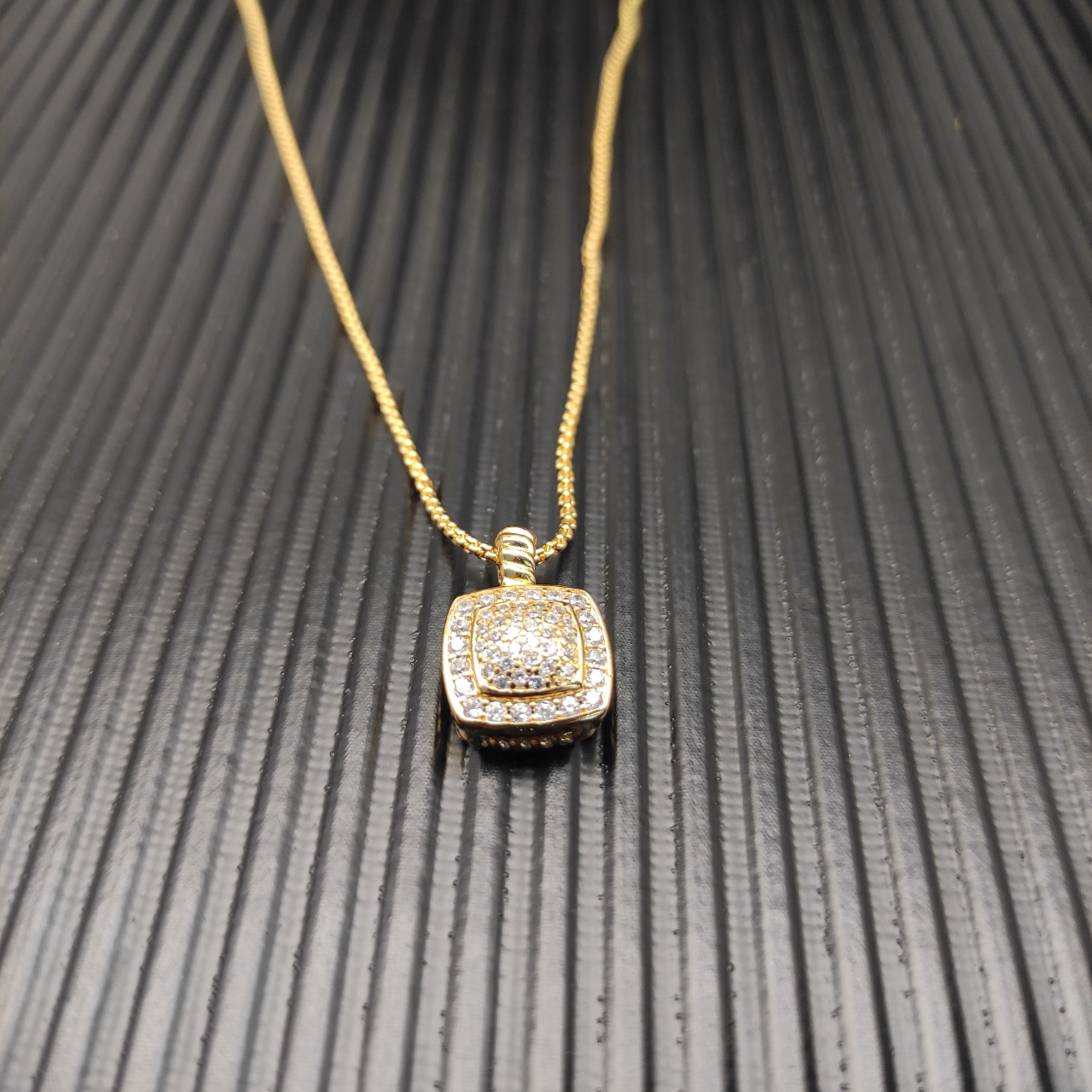 David Yurman  满钻金色四方钻项链。 链条粗1.5mm，长度45+5cm延迟链 
  编号