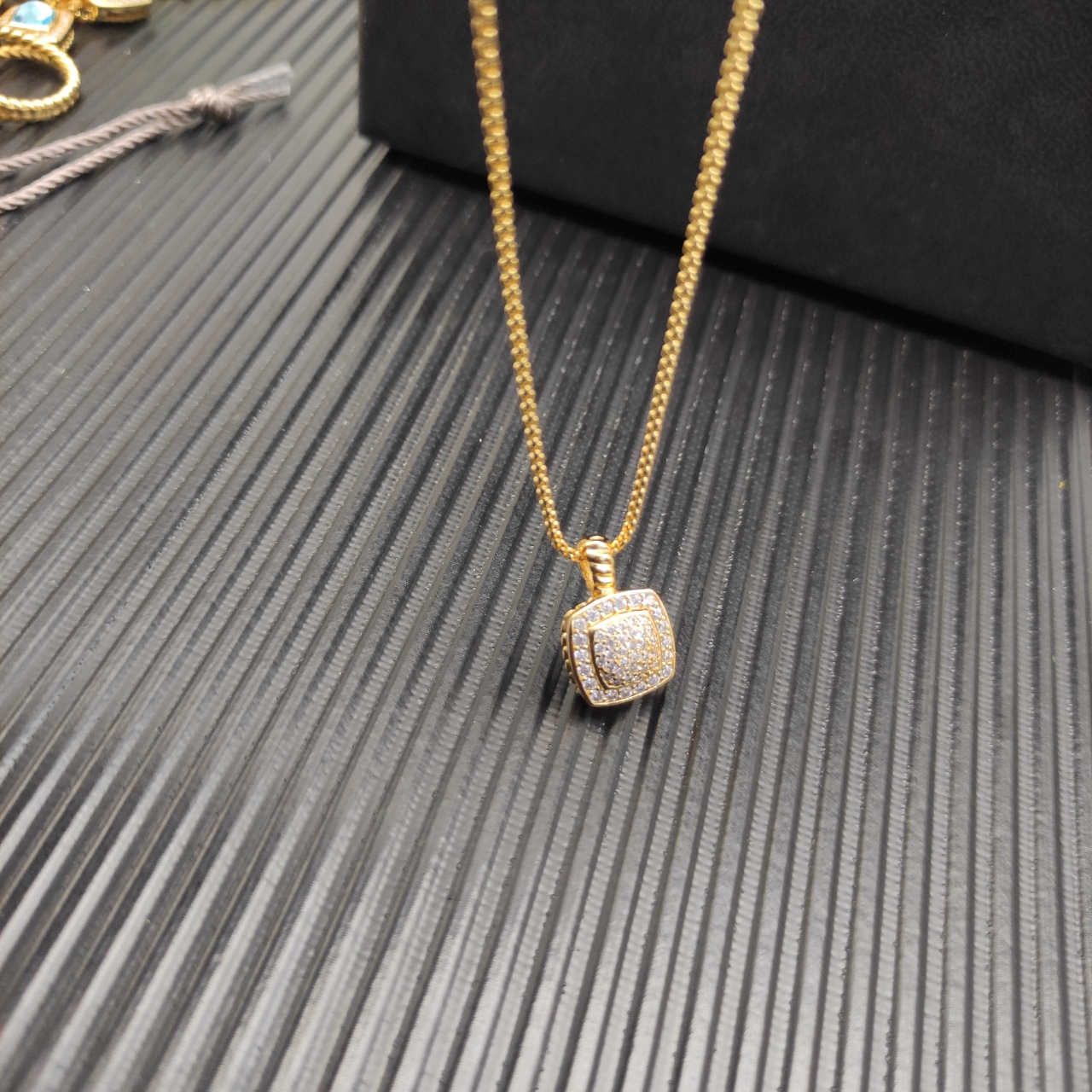 David Yurman  满钻金色四方钻项链。 链条粗1.5mm，长度45+5cm延迟链 
  编号