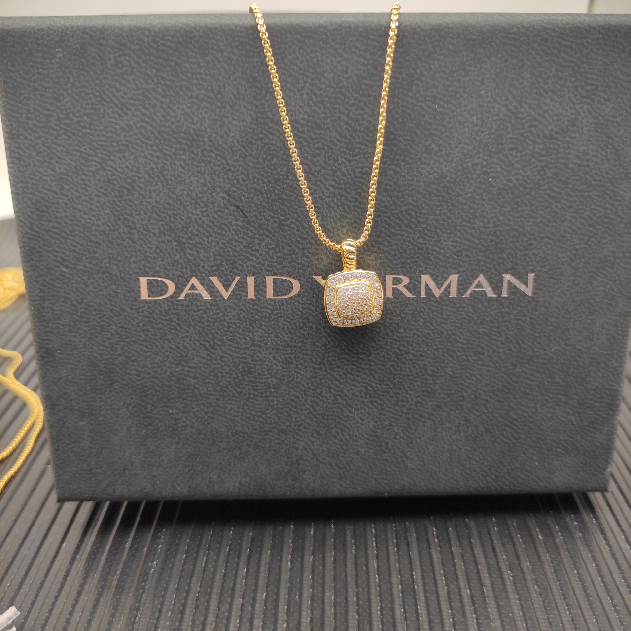 David Yurman  满钻金色四方钻项链。 链条粗1.5mm，长度45+5cm延迟链 
  编号