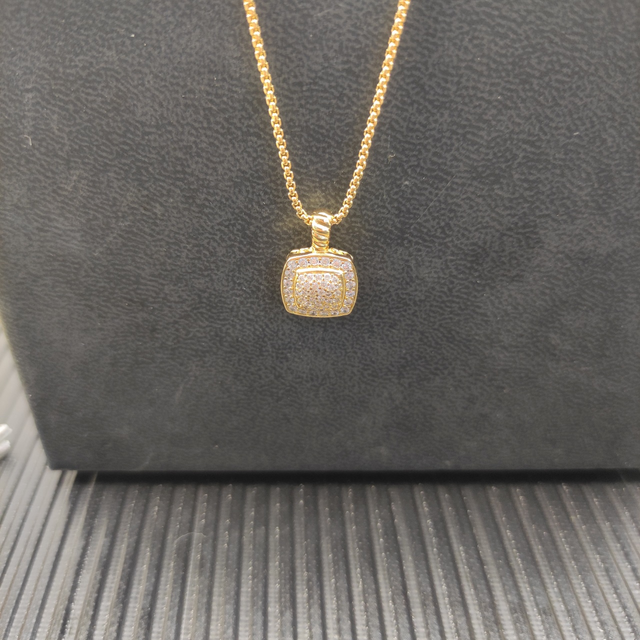 David Yurman  满钻金色四方钻项链。 链条粗1.5mm，长度45+5cm延迟链 
  编号