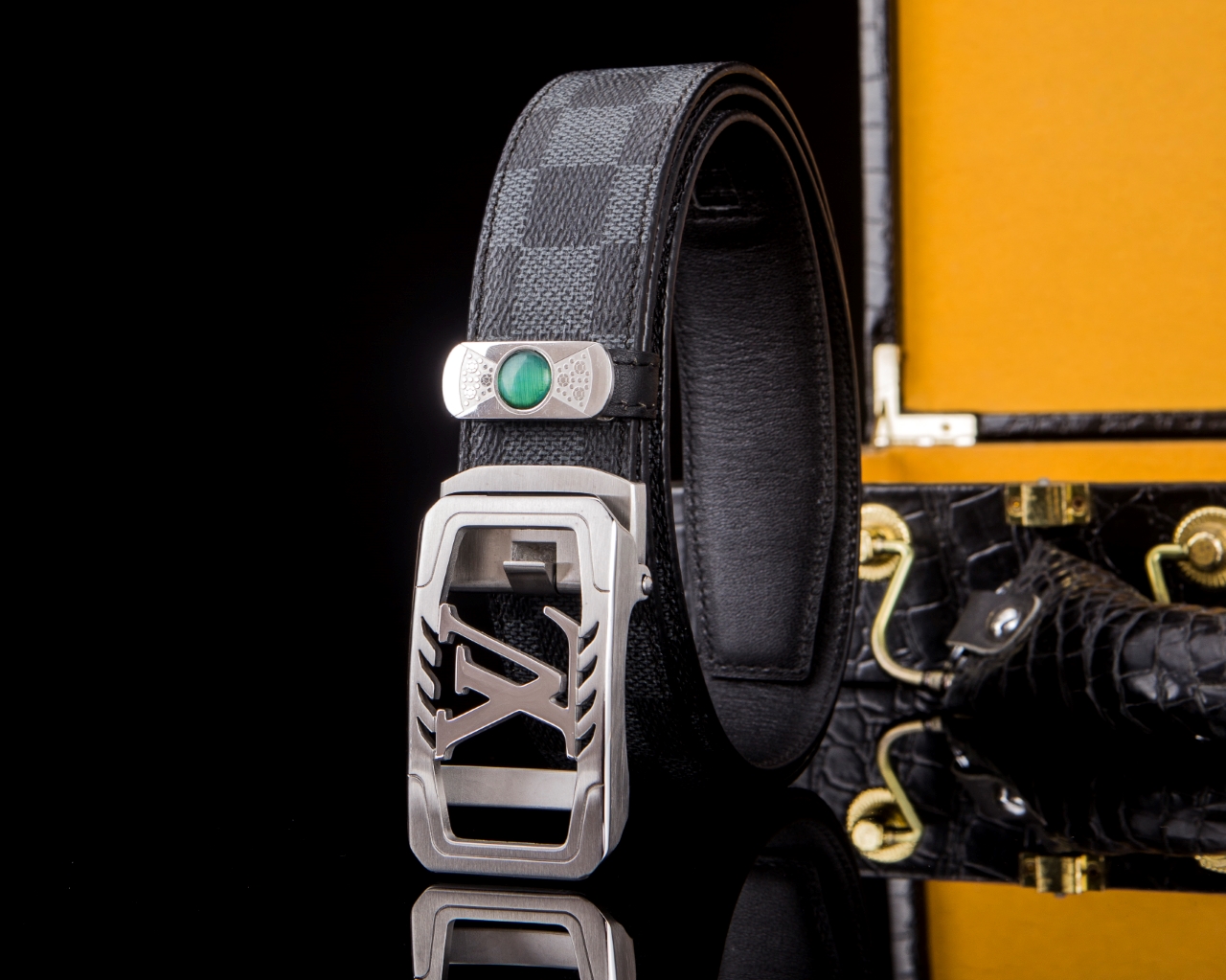 L家 精品高档精钢男士真皮自动扣腰带，商务休闲款抽拉式皮带，使用方便，各种社交场所备受青睐。赠送招财真鳄鱼爪子挂饰一只，配送全套木盒包装发票。送礼自用佳品。
带身宽度 35 毫米 ，（3.5 cm）
标识加入经典图案，再以丝滑小牛皮演绎沉稳一面，搭配 LoGo自动扣，与 Everyday 系列其他单品搭配相宜。
匠心电镀金属扣头，以精工打磨的锃亮光泽成为整体着装的点睛之笔，低调中透出凌厉气场。内衬抗拉防变形结构，经久耐用，是兼具实用与格调的现代绅士首选。
这款高档自动扣男士皮带配皮精选头层小牛皮，触感细腻柔韧，每一道天然纹理皆诉说着品质的沉淀。
创新智能自动扣设计，无需繁琐针孔调节，一按即合，轻松适配不同腰围，在商务会议或社交场合中从容展现优雅效率。
即刻拥有，让每一次举手投足皆成为品味的无声宣言。「系住从容，扣动不凡」——只为懂得犒赏自己的非凡男士。p260