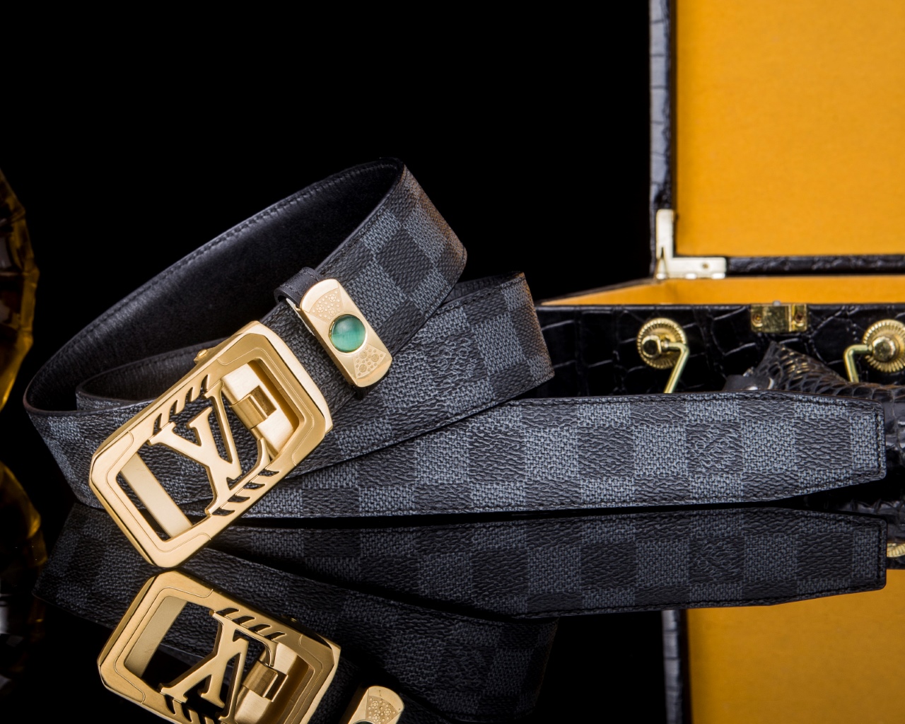 L家 精品高档精钢男士真皮自动扣腰带，商务休闲款抽拉式皮带，使用方便，各种社交场所备受青睐。赠送招财真鳄鱼爪子挂饰一只，配送全套木盒包装发票。送礼自用佳品。
带身宽度 35 毫米 ，（3.5 cm）
标识加入经典图案，再以丝滑小牛皮演绎沉稳一面，搭配 LoGo自动扣，与 Everyday 系列其他单品搭配相宜。
匠心电镀金属扣头，以精工打磨的锃亮光泽成为整体着装的点睛之笔，低调中透出凌厉气场。内衬抗拉防变形结构，经久耐用，是兼具实用与格调的现代绅士首选。
这款高档自动扣男士皮带配皮精选头层小牛皮，触感细腻柔韧，每一道天然纹理皆诉说着品质的沉淀。
创新智能自动扣设计，无需繁琐针孔调节，一按即合，轻松适配不同腰围，在商务会议或社交场合中从容展现优雅效率。
即刻拥有，让每一次举手投足皆成为品味的无声宣言。「系住从容，扣动不凡」——只为懂得犒赏自己的非凡男士。p260