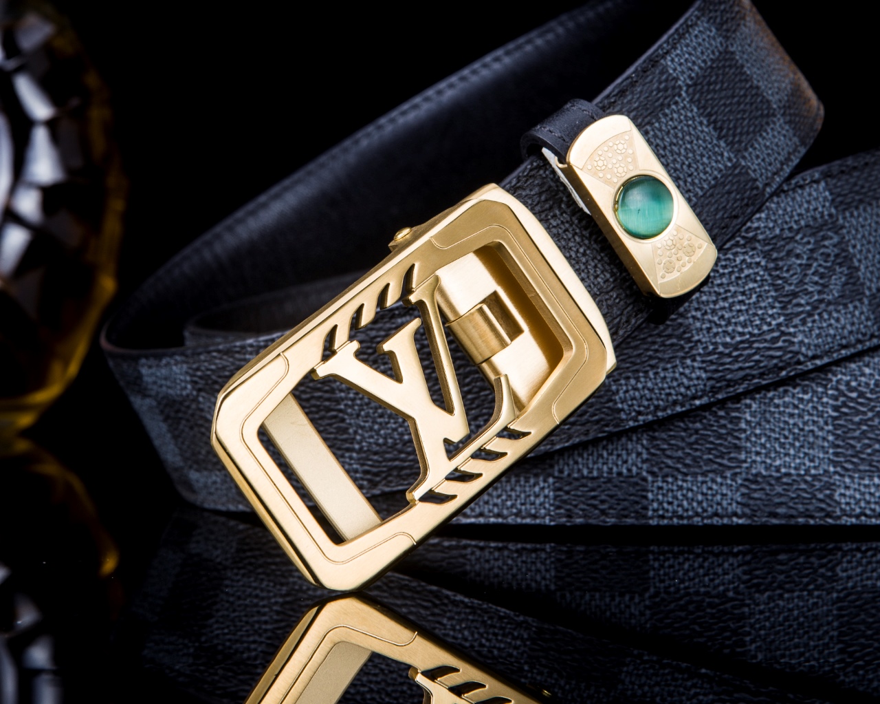 L家 精品高档精钢男士真皮自动扣腰带，商务休闲款抽拉式皮带，使用方便，各种社交场所备受青睐。赠送招财真鳄鱼爪子挂饰一只，配送全套木盒包装发票。送礼自用佳品。
带身宽度 35 毫米 ，（3.5 cm）
标识加入经典图案，再以丝滑小牛皮演绎沉稳一面，搭配 LoGo自动扣，与 Everyday 系列其他单品搭配相宜。
匠心电镀金属扣头，以精工打磨的锃亮光泽成为整体着装的点睛之笔，低调中透出凌厉气场。内衬抗拉防变形结构，经久耐用，是兼具实用与格调的现代绅士首选。
这款高档自动扣男士皮带配皮精选头层小牛皮，触感细腻柔韧，每一道天然纹理皆诉说着品质的沉淀。
创新智能自动扣设计，无需繁琐针孔调节，一按即合，轻松适配不同腰围，在商务会议或社交场合中从容展现优雅效率。
即刻拥有，让每一次举手投足皆成为品味的无声宣言。「系住从容，扣动不凡」——只为懂得犒赏自己的非凡男士。p260