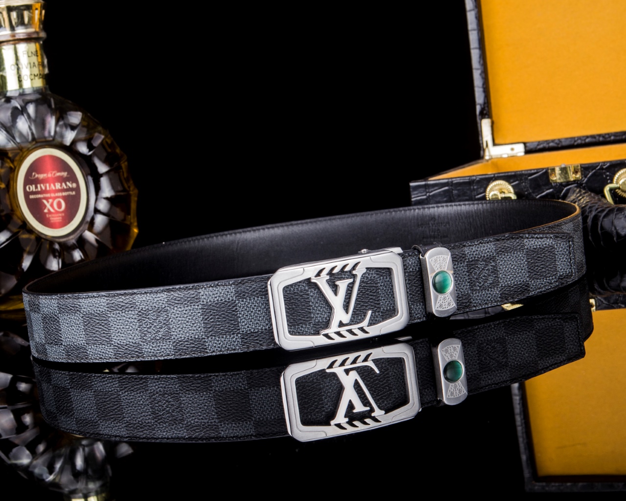 L家 精品高档精钢男士真皮自动扣腰带，商务休闲款抽拉式皮带，使用方便，各种社交场所备受青睐。赠送招财真鳄鱼爪子挂饰一只，配送全套木盒包装发票。送礼自用佳品。
带身宽度 35 毫米 ，（3.5 cm）
标识加入经典图案，再以丝滑小牛皮演绎沉稳一面，搭配 LoGo自动扣，与 Everyday 系列其他单品搭配相宜。
匠心电镀金属扣头，以精工打磨的锃亮光泽成为整体着装的点睛之笔，低调中透出凌厉气场。内衬抗拉防变形结构，经久耐用，是兼具实用与格调的现代绅士首选。
这款高档自动扣男士皮带配皮精选头层小牛皮，触感细腻柔韧，每一道天然纹理皆诉说着品质的沉淀。
创新智能自动扣设计，无需繁琐针孔调节，一按即合，轻松适配不同腰围，在商务会议或社交场合中从容展现优雅效率。
即刻拥有，让每一次举手投足皆成为品味的无声宣言。「系住从容，扣动不凡」——只为懂得犒赏自己的非凡男士。p260