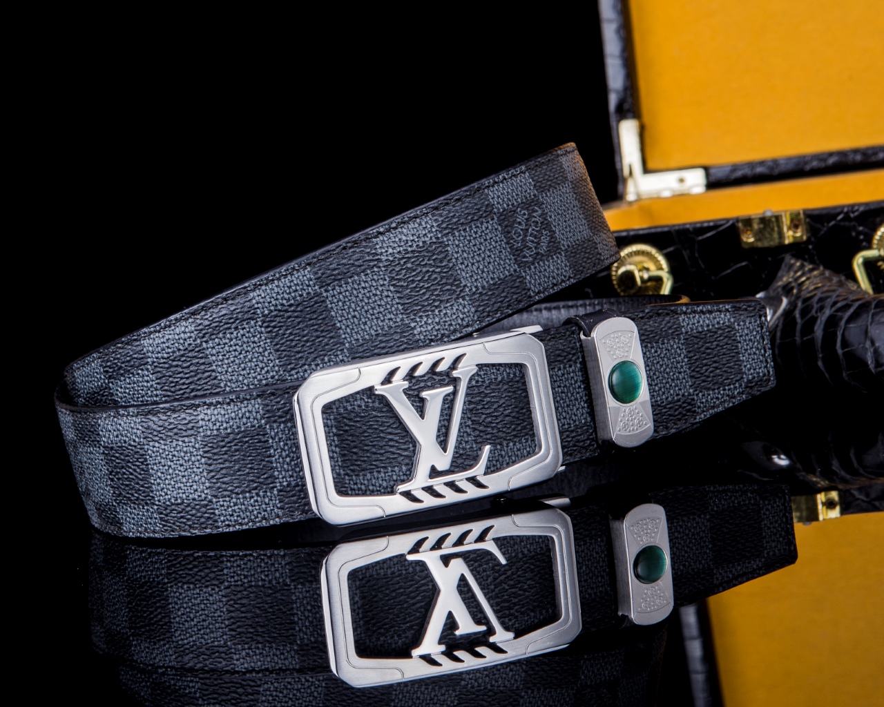 L家 精品高档精钢男士真皮自动扣腰带，商务休闲款抽拉式皮带，使用方便，各种社交场所备受青睐。赠送招财真鳄鱼爪子挂饰一只，配送全套木盒包装发票。送礼自用佳品。
带身宽度 35 毫米 ，（3.5 cm）
标识加入经典图案，再以丝滑小牛皮演绎沉稳一面，搭配 LoGo自动扣，与 Everyday 系列其他单品搭配相宜。
匠心电镀金属扣头，以精工打磨的锃亮光泽成为整体着装的点睛之笔，低调中透出凌厉气场。内衬抗拉防变形结构，经久耐用，是兼具实用与格调的现代绅士首选。
这款高档自动扣男士皮带配皮精选头层小牛皮，触感细腻柔韧，每一道天然纹理皆诉说着品质的沉淀。
创新智能自动扣设计，无需繁琐针孔调节，一按即合，轻松适配不同腰围，在商务会议或社交场合中从容展现优雅效率。
即刻拥有，让每一次举手投足皆成为品味的无声宣言。「系住从容，扣动不凡」——只为懂得犒赏自己的非凡男士。p260