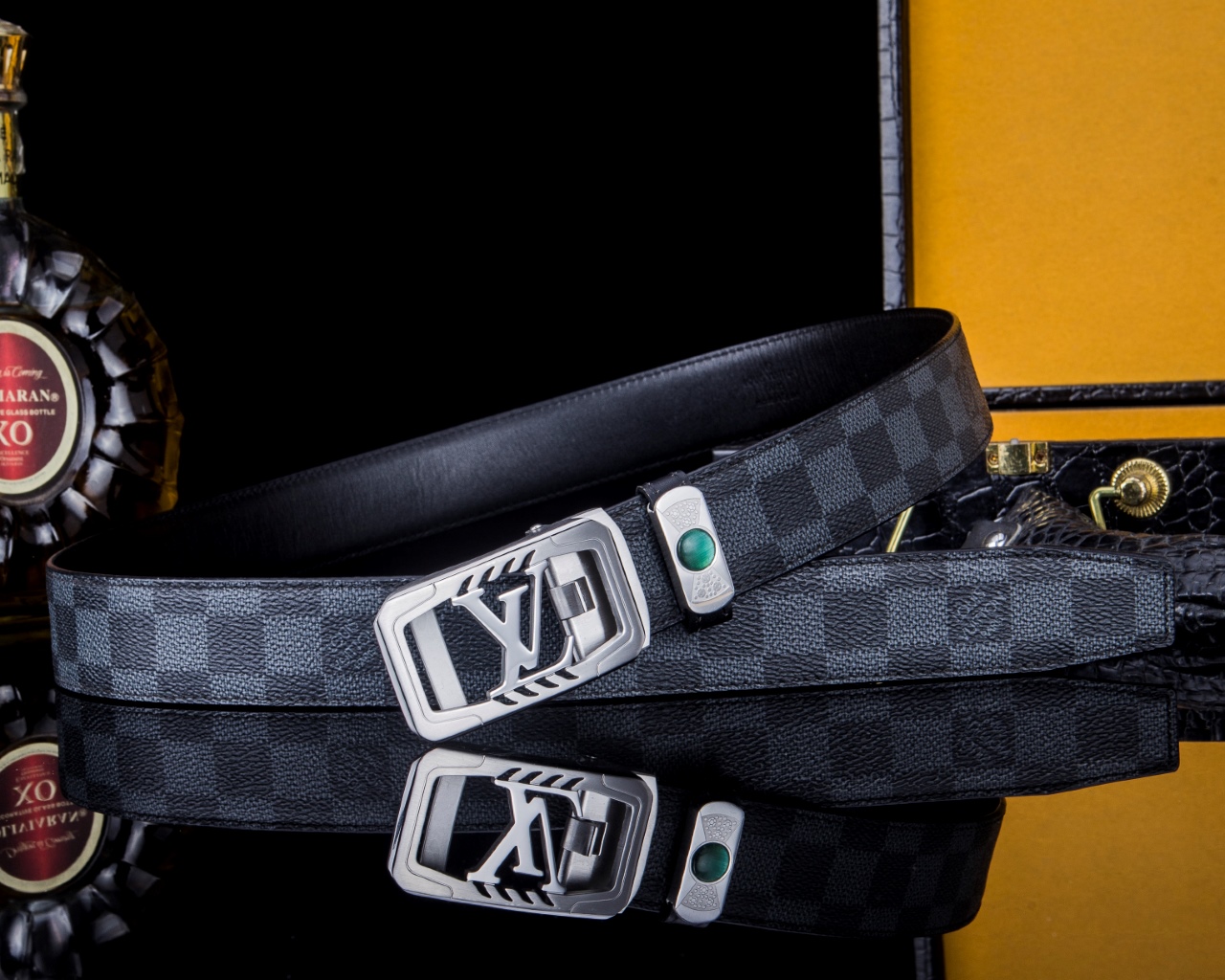 L家 精品高档精钢男士真皮自动扣腰带，商务休闲款抽拉式皮带，使用方便，各种社交场所备受青睐。赠送招财真鳄鱼爪子挂饰一只，配送全套木盒包装发票。送礼自用佳品。
带身宽度 35 毫米 ，（3.5 cm）
标识加入经典图案，再以丝滑小牛皮演绎沉稳一面，搭配 LoGo自动扣，与 Everyday 系列其他单品搭配相宜。
匠心电镀金属扣头，以精工打磨的锃亮光泽成为整体着装的点睛之笔，低调中透出凌厉气场。内衬抗拉防变形结构，经久耐用，是兼具实用与格调的现代绅士首选。
这款高档自动扣男士皮带配皮精选头层小牛皮，触感细腻柔韧，每一道天然纹理皆诉说着品质的沉淀。
创新智能自动扣设计，无需繁琐针孔调节，一按即合，轻松适配不同腰围，在商务会议或社交场合中从容展现优雅效率。
即刻拥有，让每一次举手投足皆成为品味的无声宣言。「系住从容，扣动不凡」——只为懂得犒赏自己的非凡男士。p260