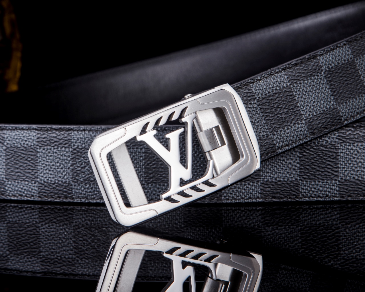 L家 精品高档精钢男士真皮自动扣腰带，商务休闲款抽拉式皮带，使用方便，各种社交场所备受青睐。赠送招财真鳄鱼爪子挂饰一只，配送全套木盒包装发票。送礼自用佳品。
带身宽度 35 毫米 ，（3.5 cm）
标识加入经典图案，再以丝滑小牛皮演绎沉稳一面，搭配 LoGo自动扣，与 Everyday 系列其他单品搭配相宜。
匠心电镀金属扣头，以精工打磨的锃亮光泽成为整体着装的点睛之笔，低调中透出凌厉气场。内衬抗拉防变形结构，经久耐用，是兼具实用与格调的现代绅士首选。
这款高档自动扣男士皮带配皮精选头层小牛皮，触感细腻柔韧，每一道天然纹理皆诉说着品质的沉淀。
创新智能自动扣设计，无需繁琐针孔调节，一按即合，轻松适配不同腰围，在商务会议或社交场合中从容展现优雅效率。
即刻拥有，让每一次举手投足皆成为品味的无声宣言。「系住从容，扣动不凡」——只为懂得犒赏自己的非凡男士。p260