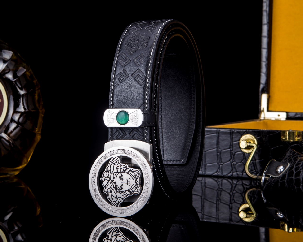 【意式奢华·风尚之选】范思家 经典美杜莎自动扣真皮腰带
范家 品牌传承
诞生于1978年的意大利奢侈王国，以神话美杜莎为灵魂符号，演绎"致命吸引力"的先锋美学。
匠心工艺
精选小牛皮打造，3.5cm修身版型搭配双面可调设计。柔韧织带内衬，赋予全天候舒适体验。
标志性细节
立体浮雕美杜莎头像五金扣件
真空电镀五金件（耐磨抗褪色）
Greca希腊回纹油边工艺
搭配哲学
一件解锁商务正装与休闲造型的边界，Logo扣头瞬间提升整体穿搭层次感。
尊享套装
含高级鳄鱼纹木礼盒套装包装，见证190年意式工匠精神的当代传承。p260