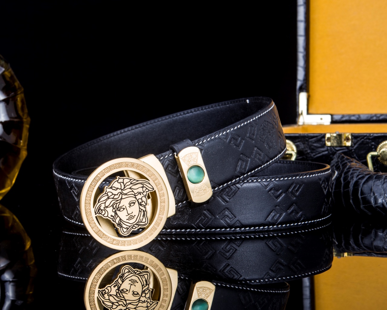 【意式奢华·风尚之选】范思家 经典美杜莎自动扣真皮腰带
范家 品牌传承
诞生于1978年的意大利奢侈王国，以神话美杜莎为灵魂符号，演绎"致命吸引力"的先锋美学。
匠心工艺
精选小牛皮打造，3.5cm修身版型搭配双面可调设计。柔韧织带内衬，赋予全天候舒适体验。
标志性细节
立体浮雕美杜莎头像五金扣件
真空电镀五金件（耐磨抗褪色）
Greca希腊回纹油边工艺
搭配哲学
一件解锁商务正装与休闲造型的边界，Logo扣头瞬间提升整体穿搭层次感。
尊享套装
含高级鳄鱼纹木礼盒套装包装，见证190年意式工匠精神的当代传承。p260