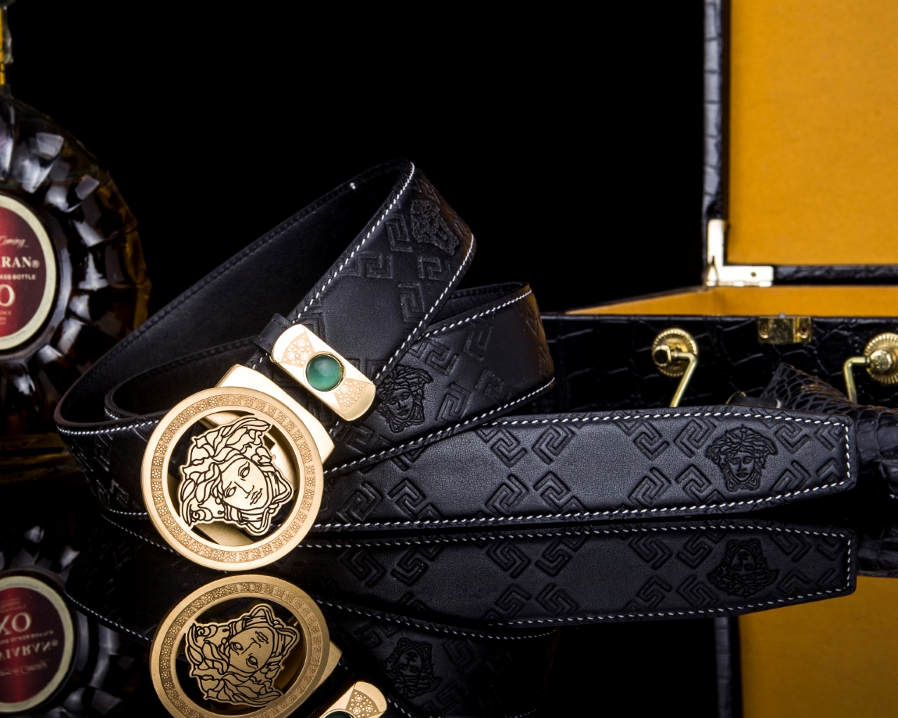 【意式奢华·风尚之选】范思家 经典美杜莎自动扣真皮腰带
范家 品牌传承
诞生于1978年的意大利奢侈王国，以神话美杜莎为灵魂符号，演绎"致命吸引力"的先锋美学。
匠心工艺
精选小牛皮打造，3.5cm修身版型搭配双面可调设计。柔韧织带内衬，赋予全天候舒适体验。
标志性细节
立体浮雕美杜莎头像五金扣件
真空电镀五金件（耐磨抗褪色）
Greca希腊回纹油边工艺
搭配哲学
一件解锁商务正装与休闲造型的边界，Logo扣头瞬间提升整体穿搭层次感。
尊享套装
含高级鳄鱼纹木礼盒套装包装，见证190年意式工匠精神的当代传承。p260