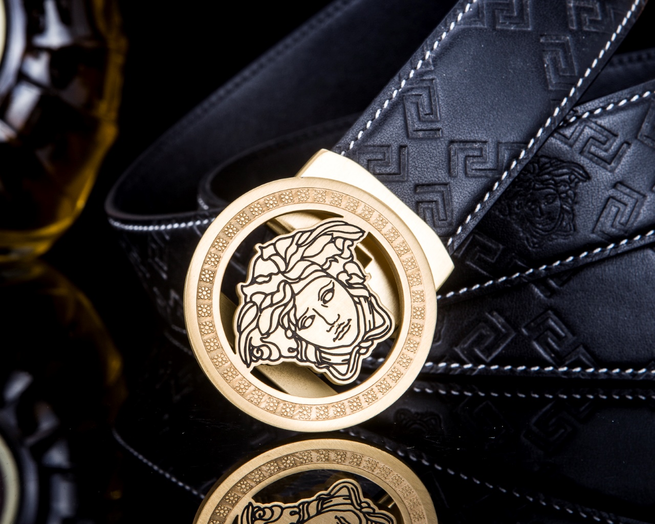 【意式奢华·风尚之选】范思家 经典美杜莎自动扣真皮腰带
范家 品牌传承
诞生于1978年的意大利奢侈王国，以神话美杜莎为灵魂符号，演绎"致命吸引力"的先锋美学。
匠心工艺
精选小牛皮打造，3.5cm修身版型搭配双面可调设计。柔韧织带内衬，赋予全天候舒适体验。
标志性细节
立体浮雕美杜莎头像五金扣件
真空电镀五金件（耐磨抗褪色）
Greca希腊回纹油边工艺
搭配哲学
一件解锁商务正装与休闲造型的边界，Logo扣头瞬间提升整体穿搭层次感。
尊享套装
含高级鳄鱼纹木礼盒套装包装，见证190年意式工匠精神的当代传承。p260