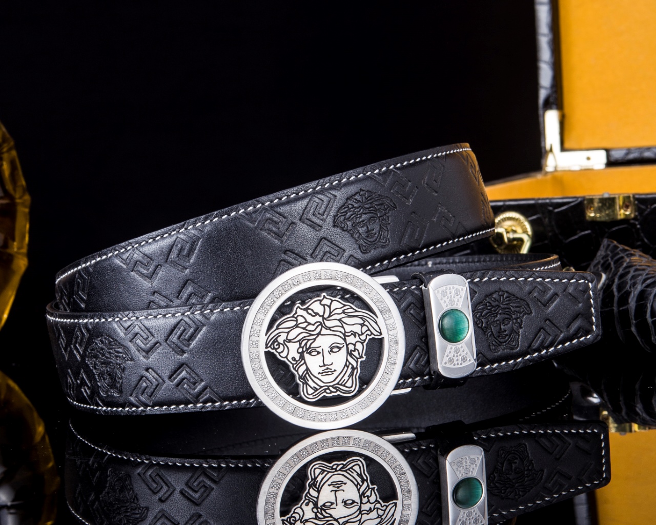 【意式奢华·风尚之选】范思家 经典美杜莎自动扣真皮腰带
范家 品牌传承
诞生于1978年的意大利奢侈王国，以神话美杜莎为灵魂符号，演绎"致命吸引力"的先锋美学。
匠心工艺
精选小牛皮打造，3.5cm修身版型搭配双面可调设计。柔韧织带内衬，赋予全天候舒适体验。
标志性细节
立体浮雕美杜莎头像五金扣件
真空电镀五金件（耐磨抗褪色）
Greca希腊回纹油边工艺
搭配哲学
一件解锁商务正装与休闲造型的边界，Logo扣头瞬间提升整体穿搭层次感。
尊享套装
含高级鳄鱼纹木礼盒套装包装，见证190年意式工匠精神的当代传承。p260