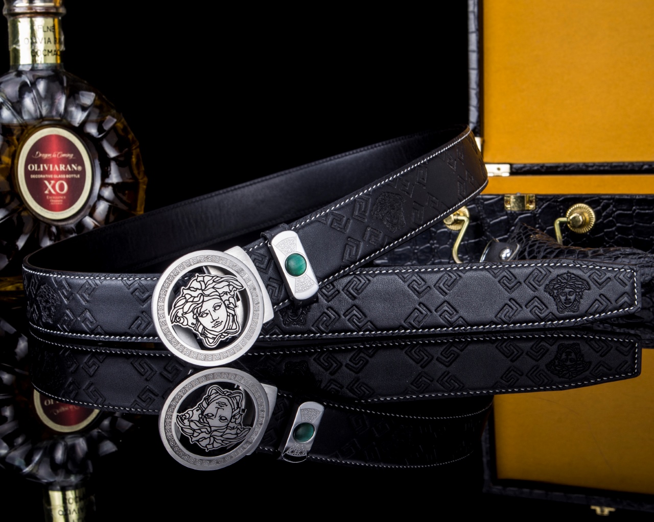 【意式奢华·风尚之选】范思家 经典美杜莎自动扣真皮腰带
范家 品牌传承
诞生于1978年的意大利奢侈王国，以神话美杜莎为灵魂符号，演绎"致命吸引力"的先锋美学。
匠心工艺
精选小牛皮打造，3.5cm修身版型搭配双面可调设计。柔韧织带内衬，赋予全天候舒适体验。
标志性细节
立体浮雕美杜莎头像五金扣件
真空电镀五金件（耐磨抗褪色）
Greca希腊回纹油边工艺
搭配哲学
一件解锁商务正装与休闲造型的边界，Logo扣头瞬间提升整体穿搭层次感。
尊享套装
含高级鳄鱼纹木礼盒套装包装，见证190年意式工匠精神的当代传承。p260