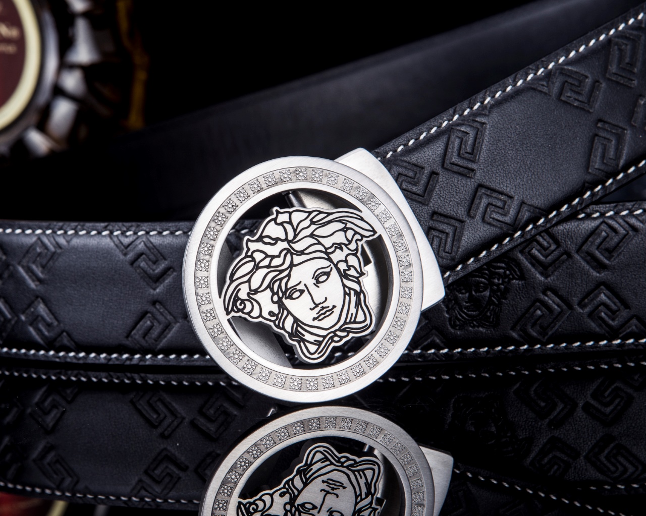 【意式奢华·风尚之选】范思家 经典美杜莎自动扣真皮腰带
范家 品牌传承
诞生于1978年的意大利奢侈王国，以神话美杜莎为灵魂符号，演绎"致命吸引力"的先锋美学。
匠心工艺
精选小牛皮打造，3.5cm修身版型搭配双面可调设计。柔韧织带内衬，赋予全天候舒适体验。
标志性细节
立体浮雕美杜莎头像五金扣件
真空电镀五金件（耐磨抗褪色）
Greca希腊回纹油边工艺
搭配哲学
一件解锁商务正装与休闲造型的边界，Logo扣头瞬间提升整体穿搭层次感。
尊享套装
含高级鳄鱼纹木礼盒套装包装，见证190年意式工匠精神的当代传承。p260