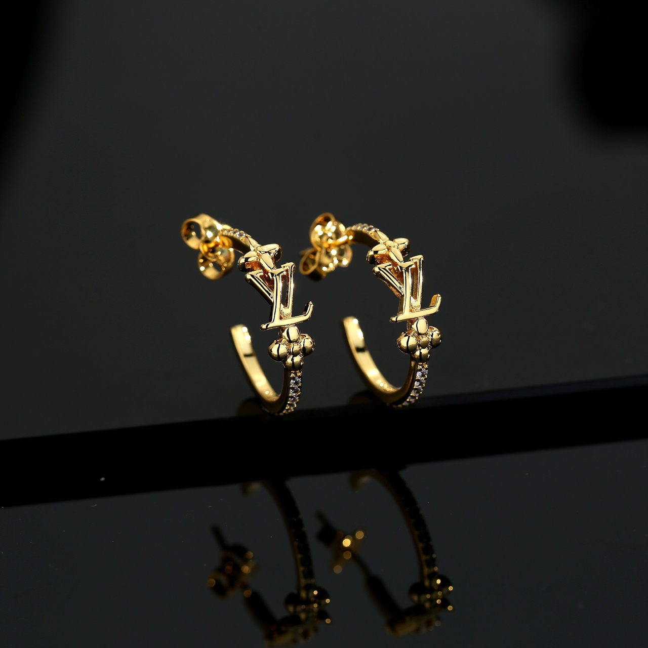 【精工版本】 路易威登耳钉  秉承精湛匠艺，以锻造耀目 LV Twig  抛光色泽成就经典 LV 字母的