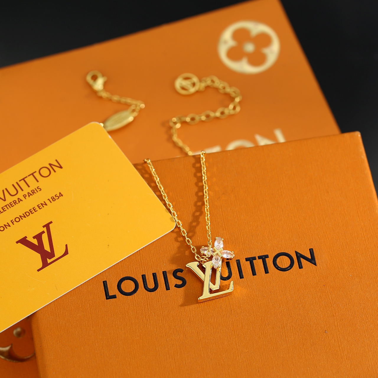 【精工版本】路易威登字母项链 秉承精湛匠艺 抛光色泽成就经典 LV 字母的自然化身，流露品牌格调 明星同