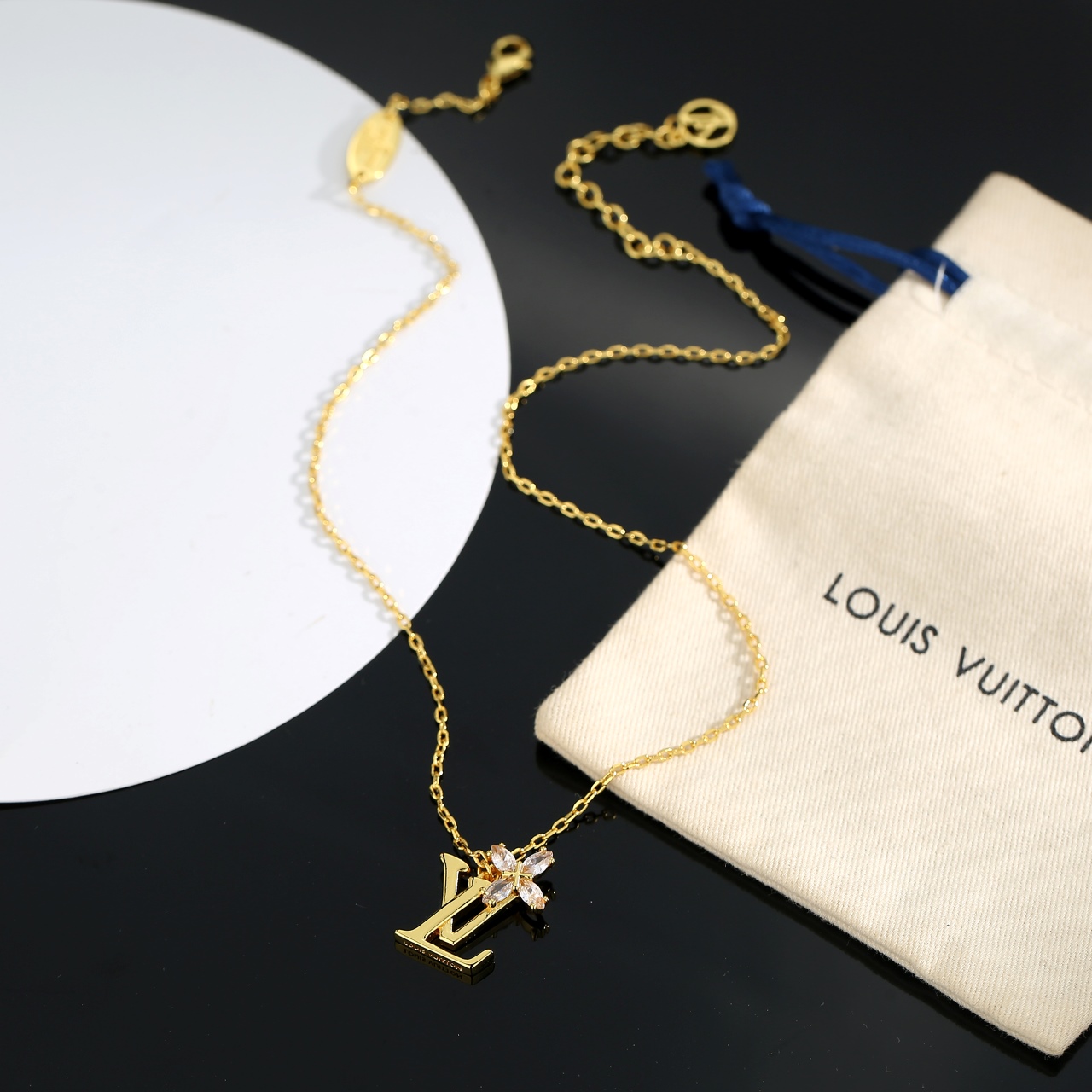 【精工版本】路易威登字母项链 秉承精湛匠艺 抛光色泽成就经典 LV 字母的自然化身，流露品牌格调 明星同