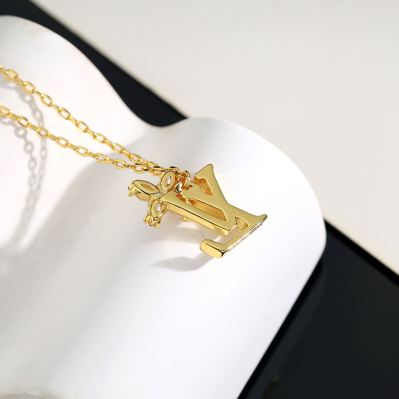 【精工版本】路易威登字母项链 秉承精湛匠艺 抛光色泽成就经典 LV 字母的自然化身，流露品牌格调 明星同