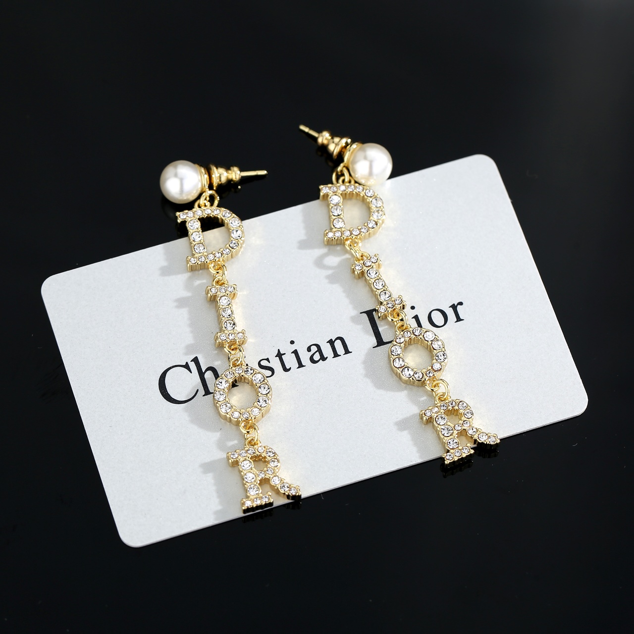  迪奥珍珠耳环  这款 Dior Tribales 耳环在 Dior 标志性款式的基础上演绎出新的风格。