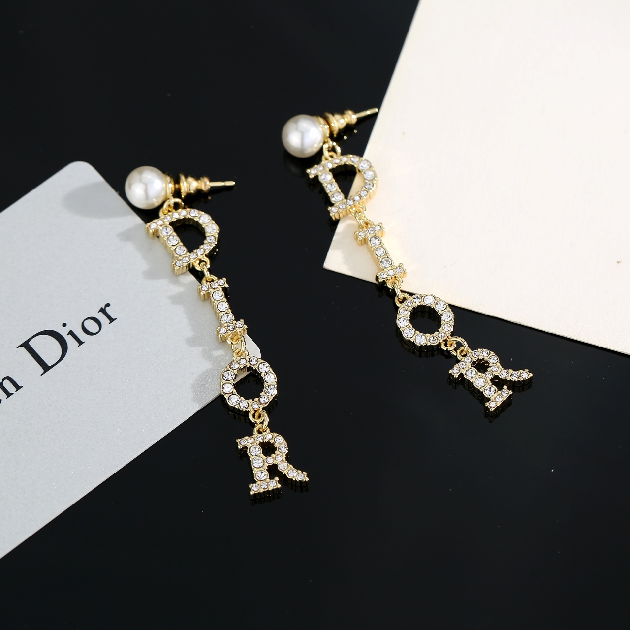  迪奥珍珠耳环  这款 Dior Tribales 耳环在 Dior 标志性款式的基础上演绎出新的风格。