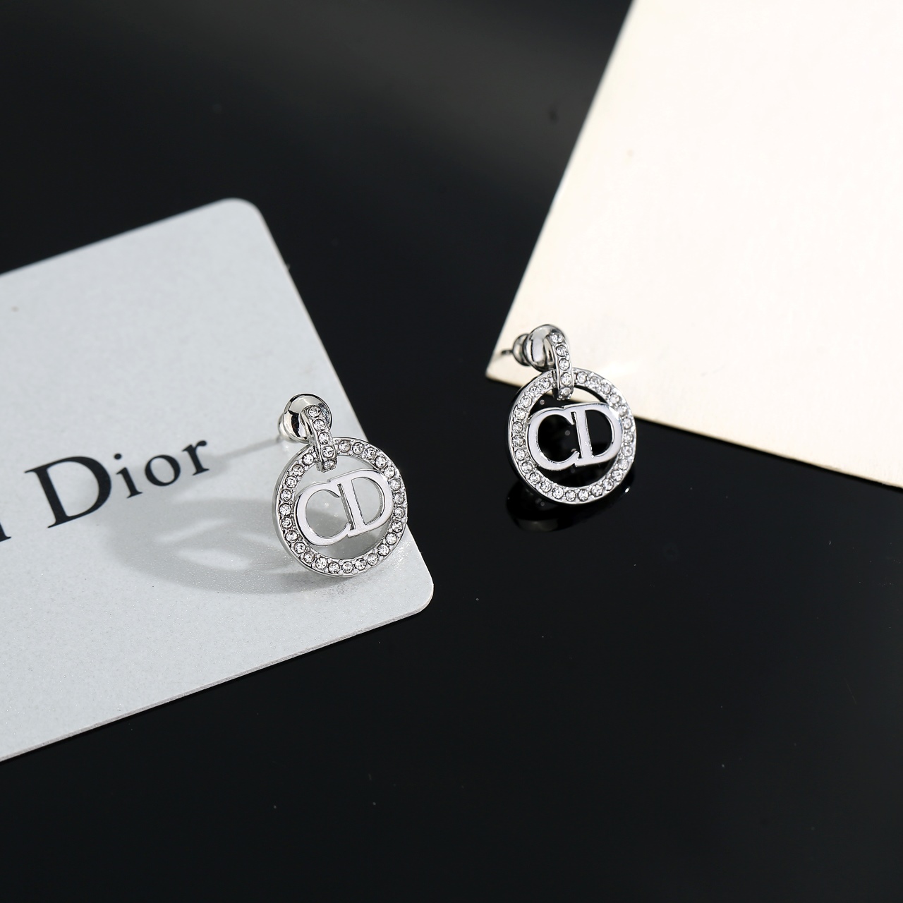 迪奥cd字母耳环  这款 Dior Tribales 耳环在 Dior 标志性款式的基础上演绎出新的风格