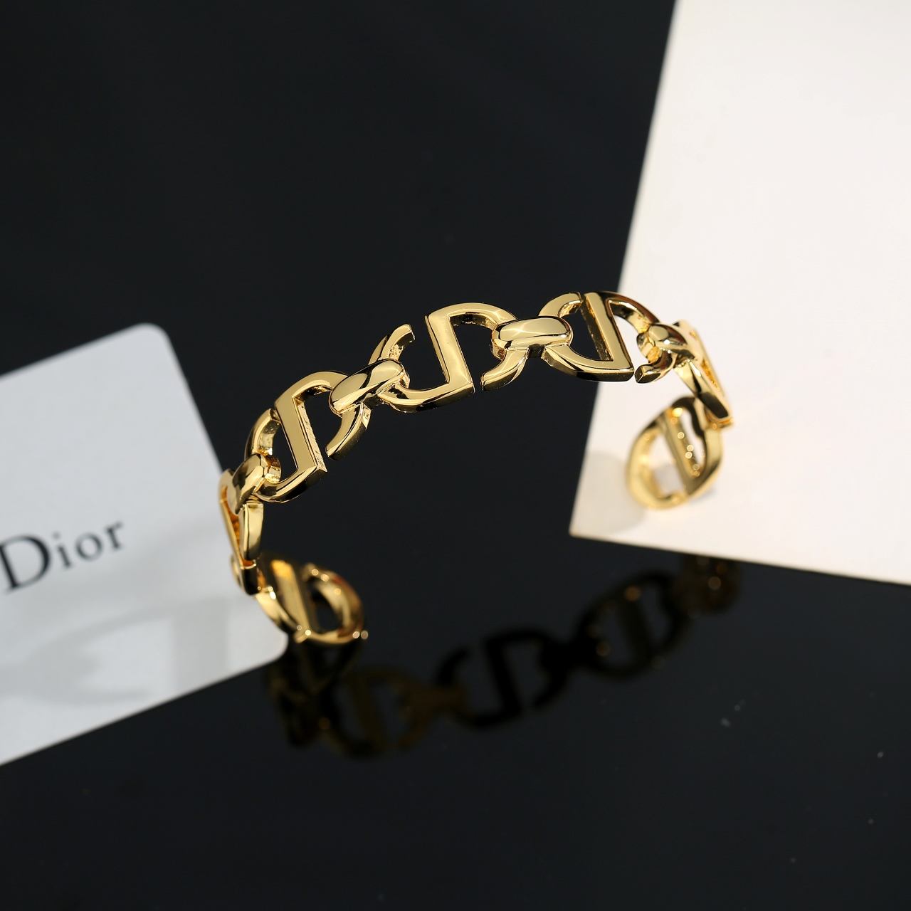 
 迪奥Dior新品貌美开口手镯可盐可甜CD新款镯子叠带任何款式也是绝绝紫！dior这个新款镯子是最近新