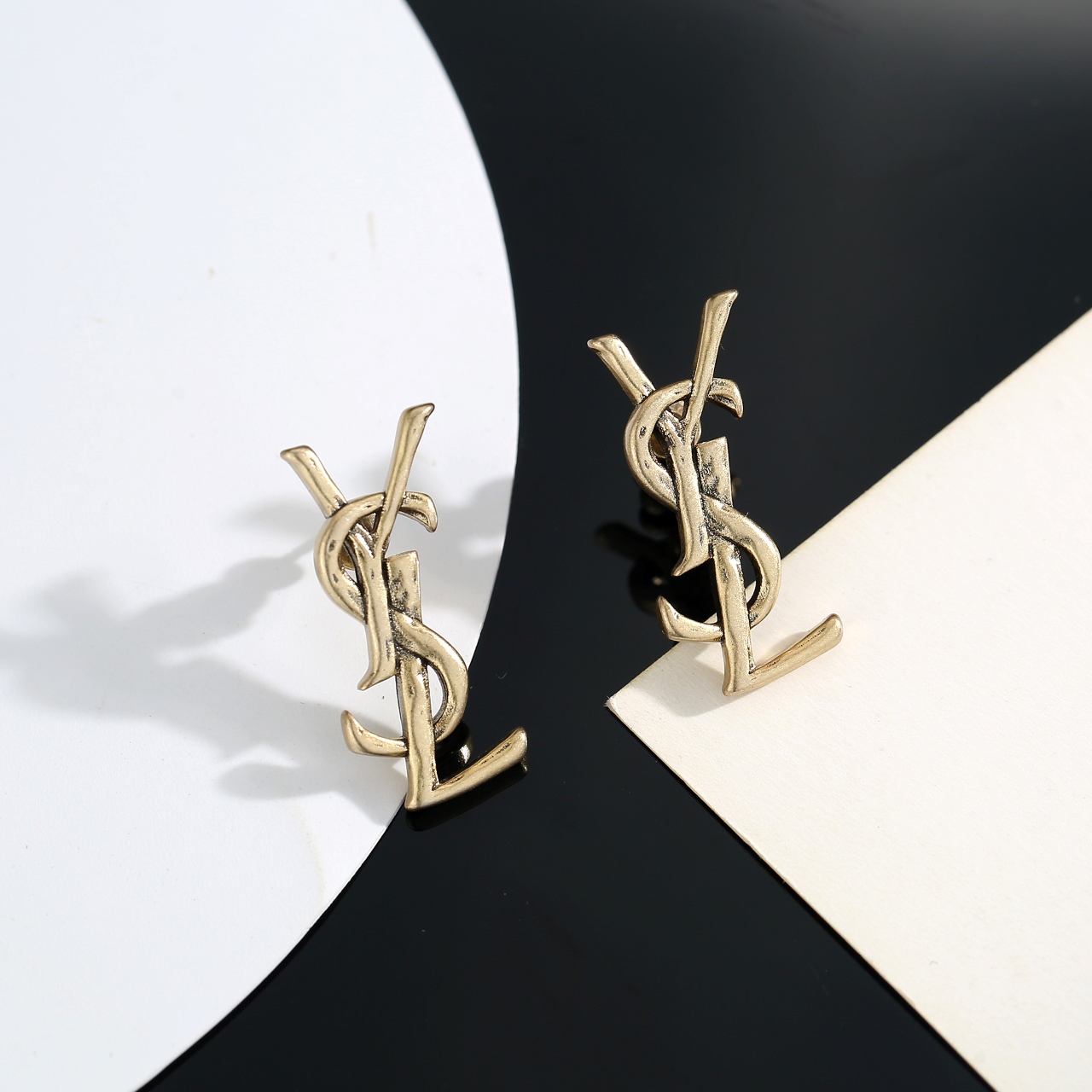  圣罗兰耳钉 原装黄铜材质 Yves Saint Laurent 创立于1961年 优雅抽象大胆别致的设