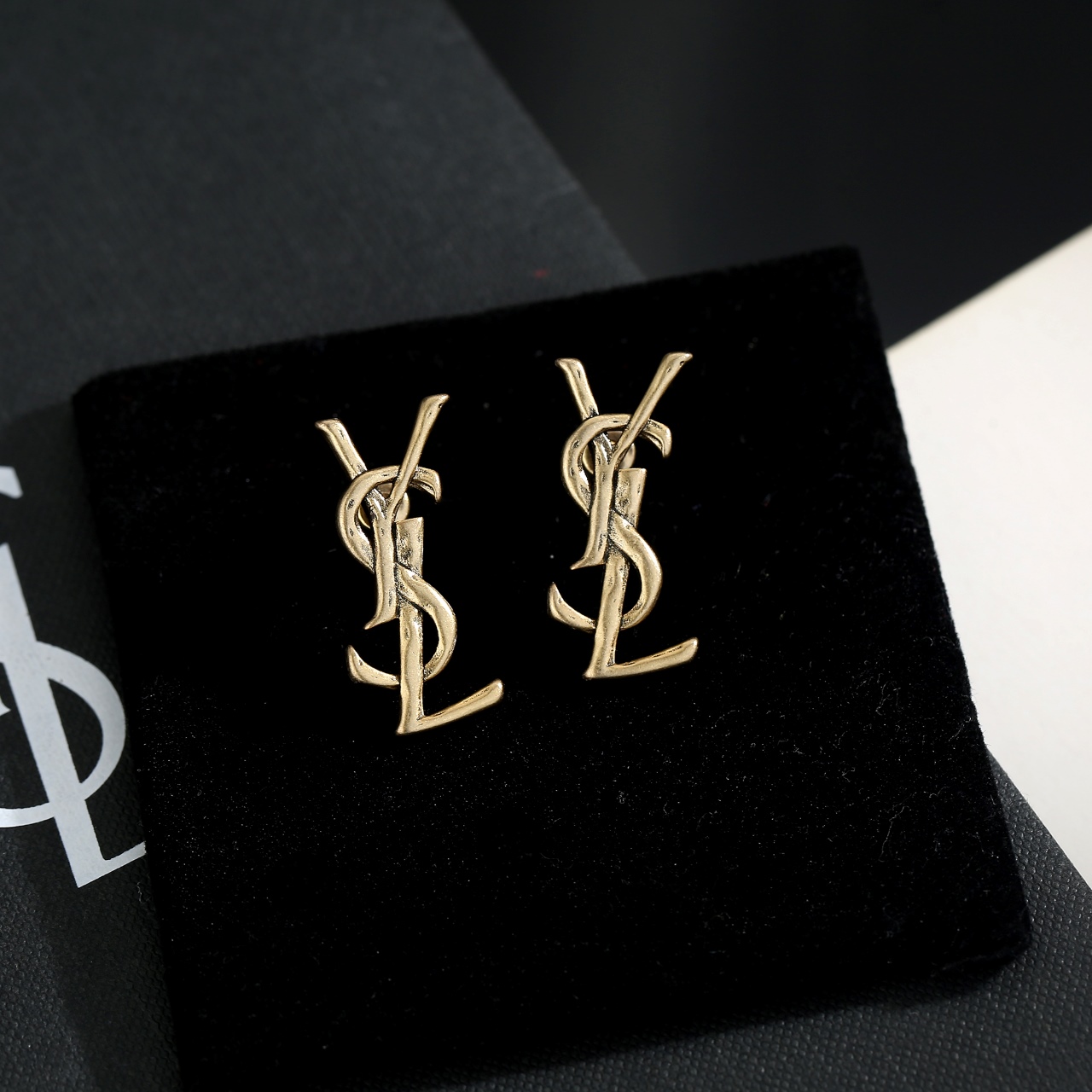  圣罗兰耳钉 原装黄铜材质 Yves Saint Laurent 创立于1961年 优雅抽象大胆别致的设