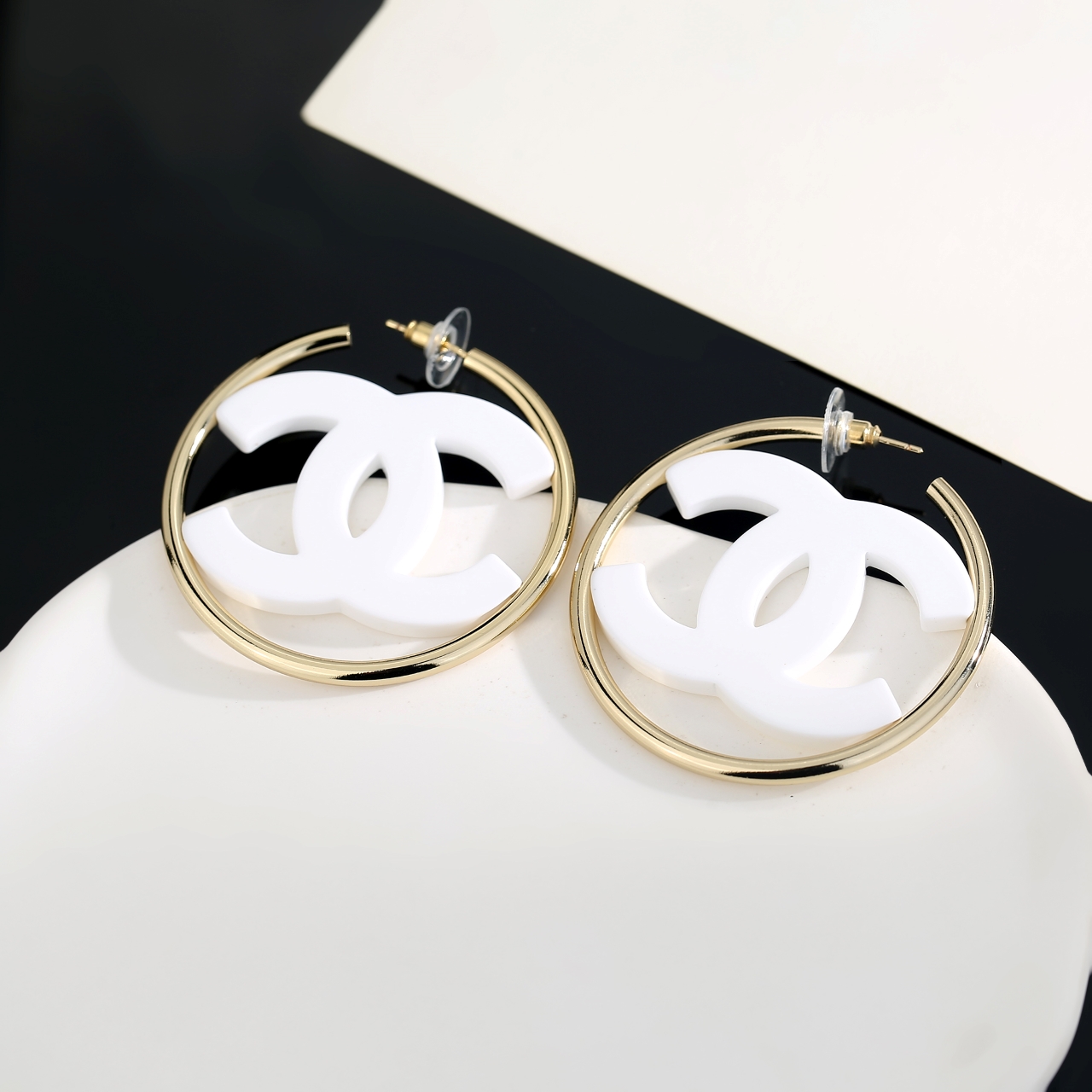  今日新品🌟
亚克力圆形圈圈黑白两色双c耳钉
显贵又自带光感 
侧面有一定厚度 底部是树脂设计 很饱满立
