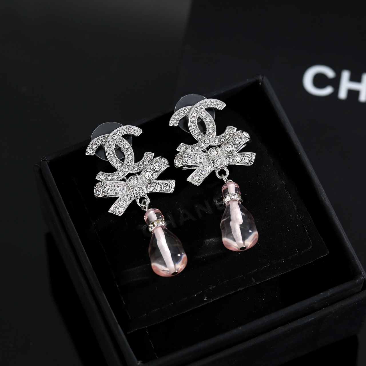  Chanel 🇫🇷香奈儿经典双C蝴蝶结满钻亚克力耳钉 这款随意搭配都是非常好看百搭时尚单品 🎁日常款 