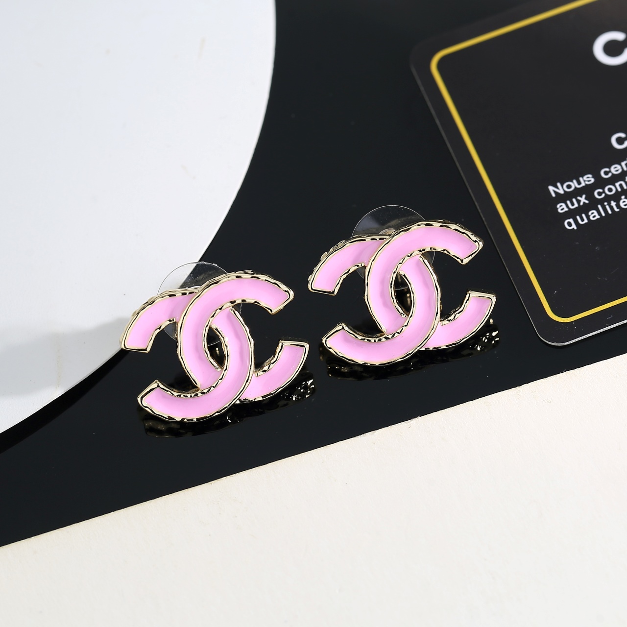  Chanel 🇫🇷香奈儿经典粉色双C耳钉 这款随意搭配都是非常好看百搭时尚单品 🎁日常款 很修饰脸型 
