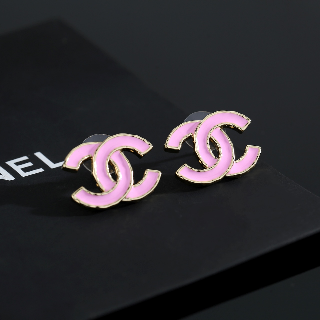  Chanel 🇫🇷香奈儿经典粉色双C耳钉 这款随意搭配都是非常好看百搭时尚单品 🎁日常款 很修饰脸型 