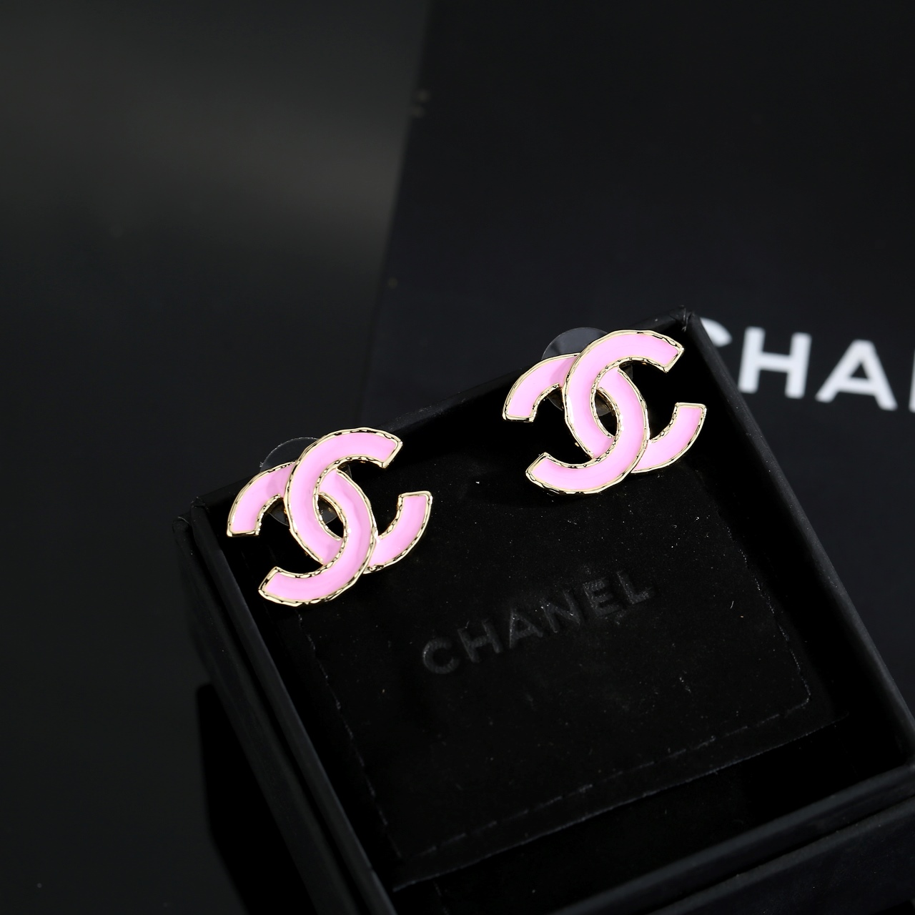  Chanel 🇫🇷香奈儿经典粉色双C耳钉 这款随意搭配都是非常好看百搭时尚单品 🎁日常款 很修饰脸型 