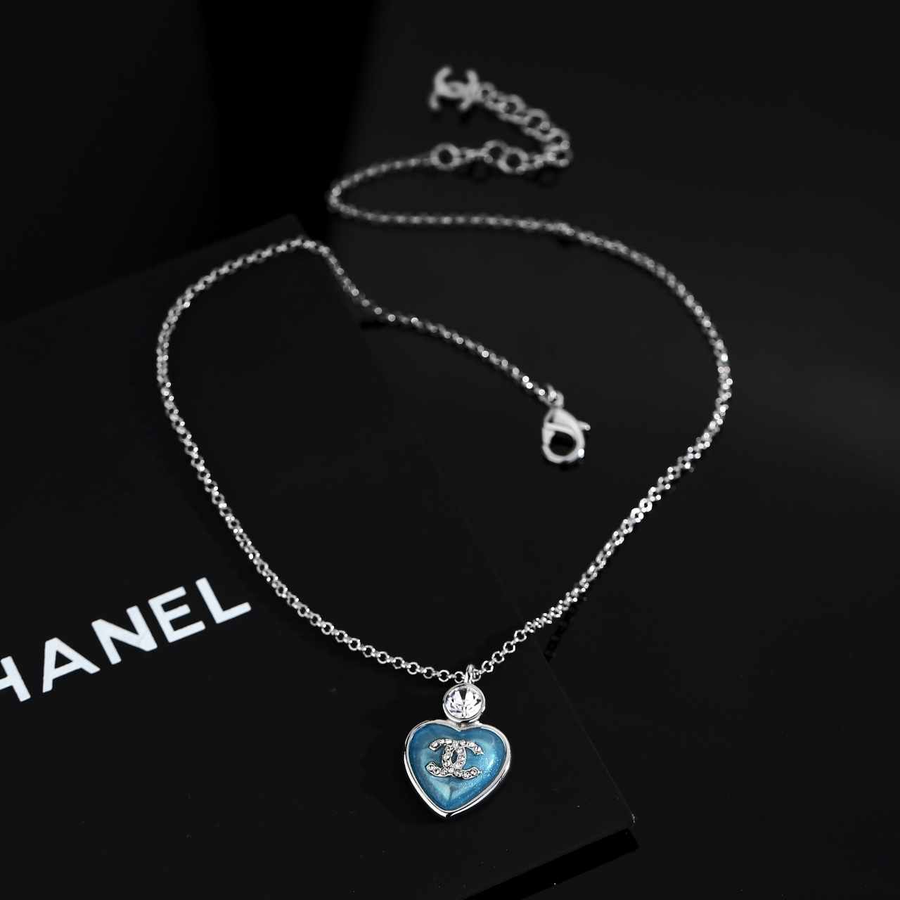  CHANEL 香奈儿心桃蓝色项链，高端品质，专柜同材质，做工精致细腻，重工版本，简约大方温文尔雅，特别